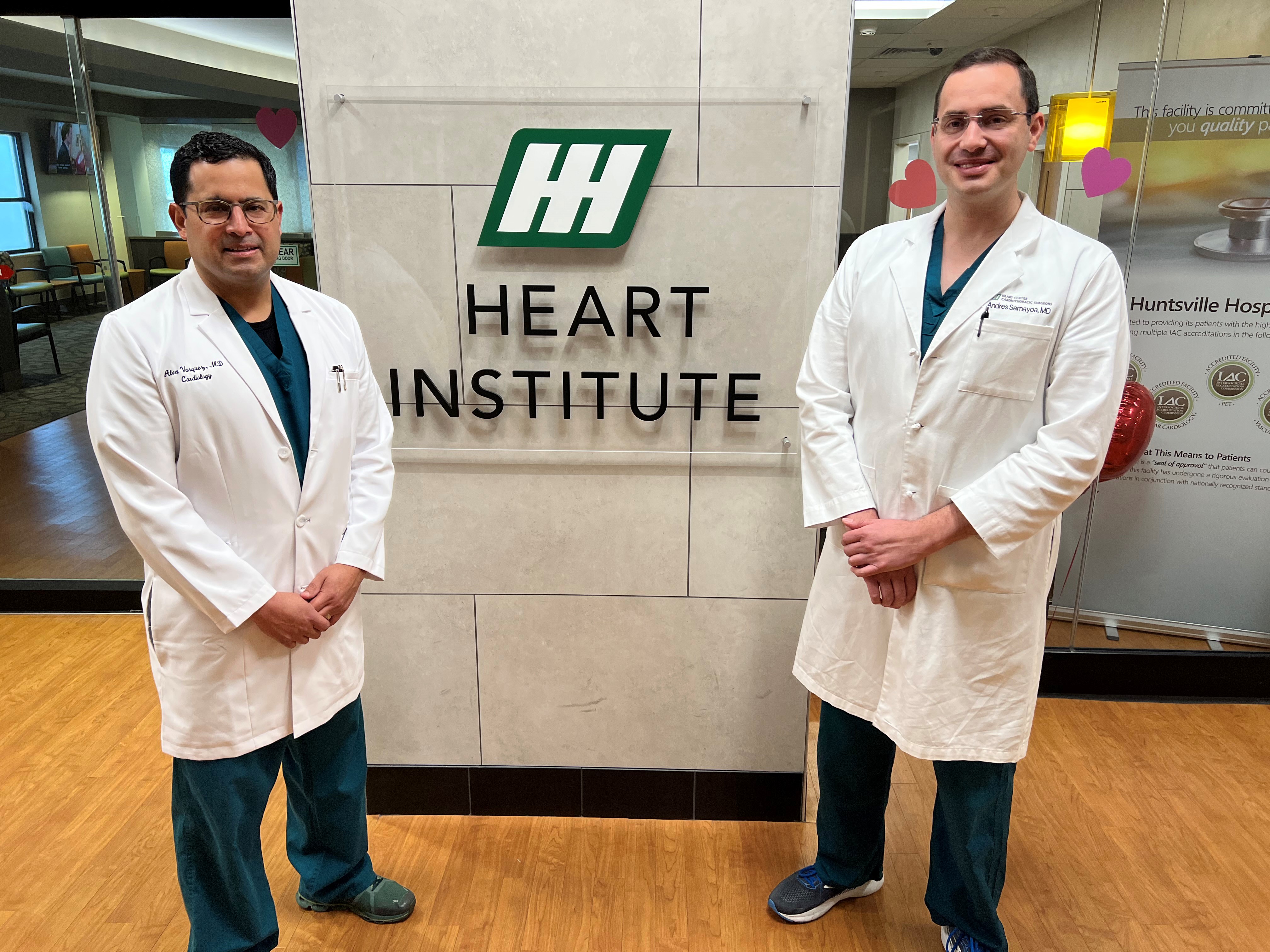 Los guatemaltecos Alejandro Vásquez, cardiólogo intervencionista, y Andrés Samayoa, cirujano cardiotorácico, laboran en el Hospital de Huntsville, Alabama, EE. UU. (Foto Prensa Libre, cortesía de Alejandro Vásquez y Andrés Samayoa)
