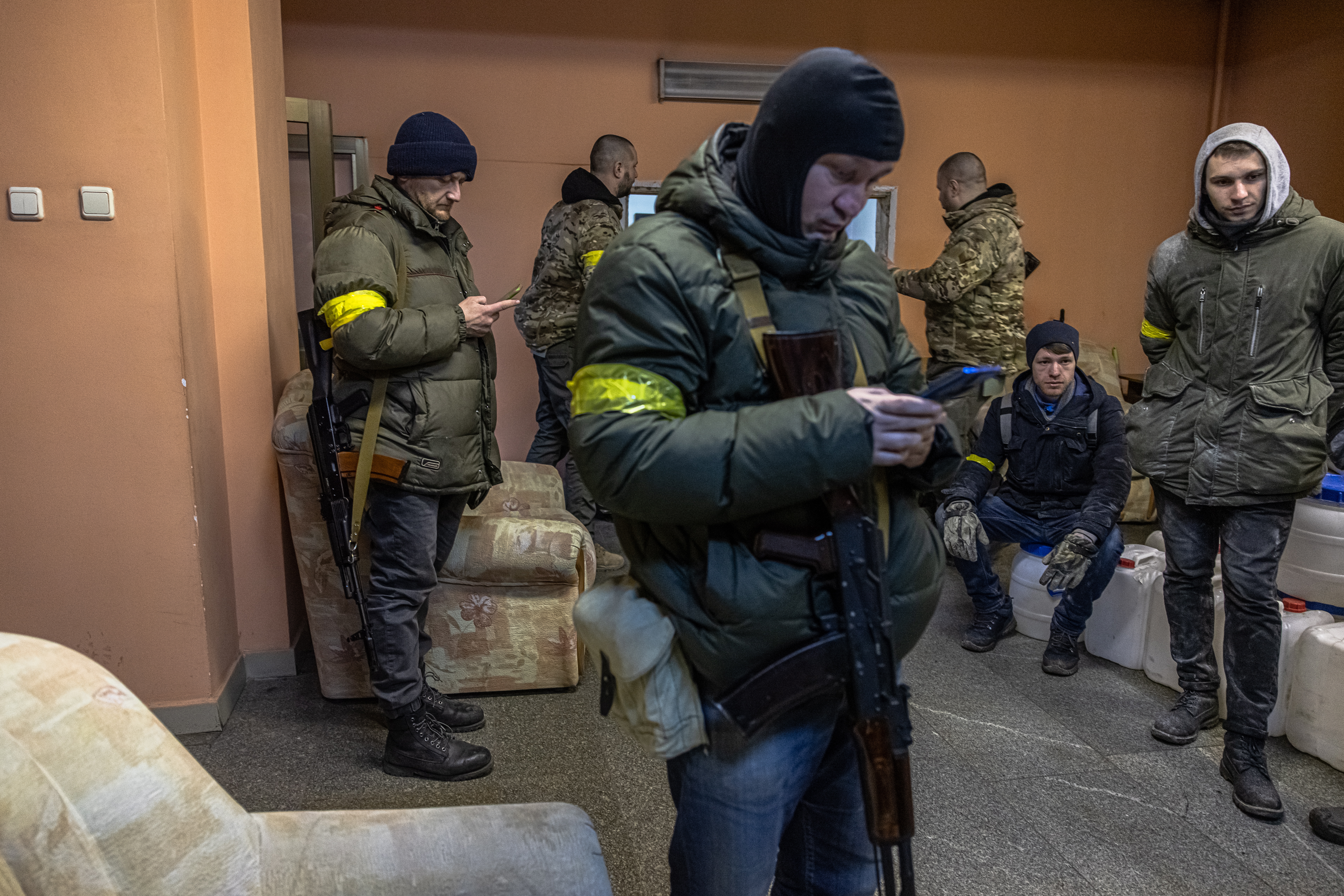 Miembros de las Fuerzas de Defensa Territorial  permanecen en una de sus bases en Kiev, Ucrania. Ejército ruso continúa su desplazamiento hacia la ciudad. (Foto Prensa LIbre: EFE)