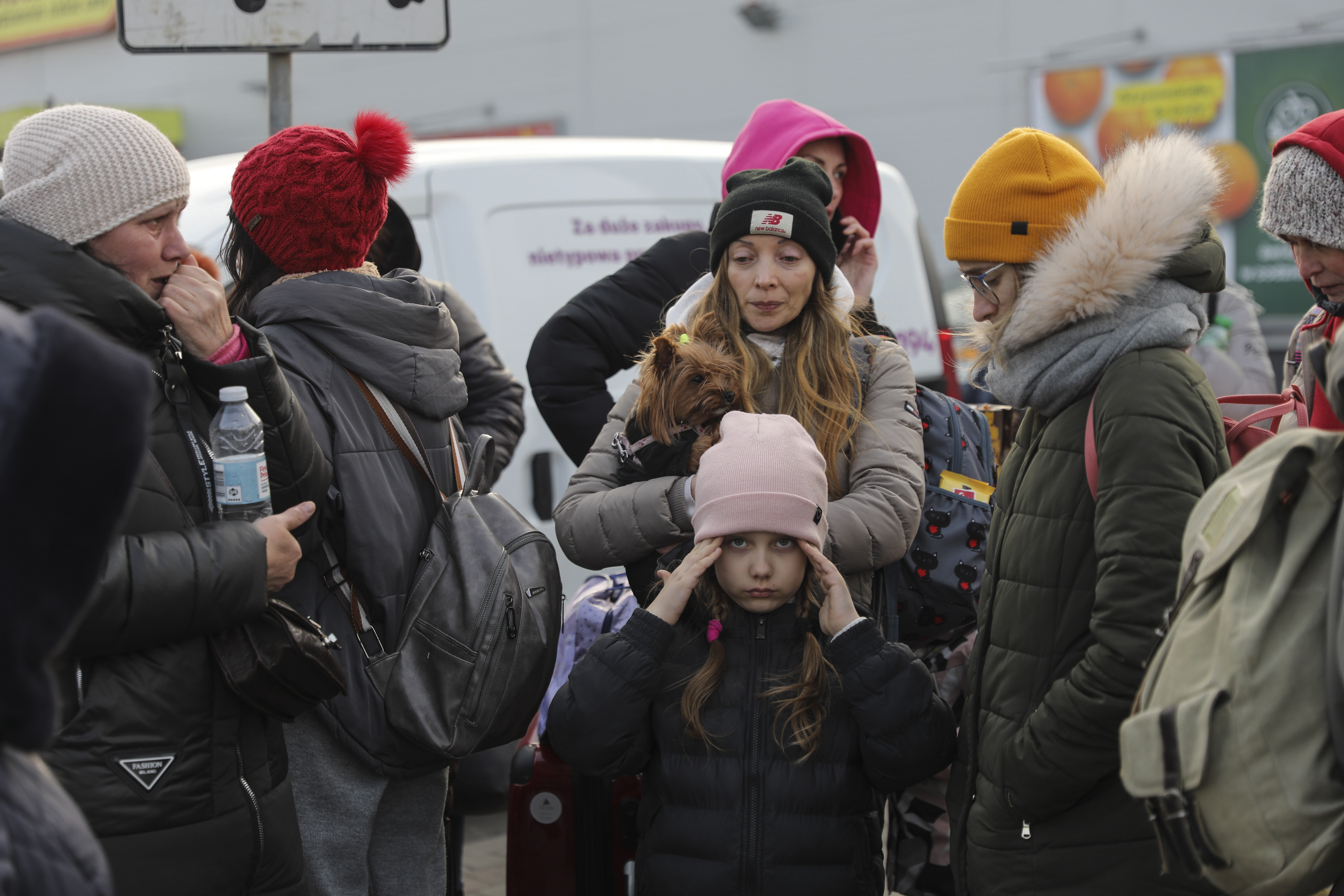 Refugiados ucranianos cruzan la frontera con Polonia. El conflicto ha causado la huÍda de Ucrania de un millón de personas, según la Unión Europea. (Foto Prensa Libre: EFE)
