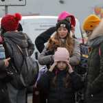Refugiados ucranianos cruzan la frontera con Polonia. El conflicto ha causado la huÍda de Ucrania de un millón de personas, según la Unión Europea. (Foto Prensa Libre: EFE)