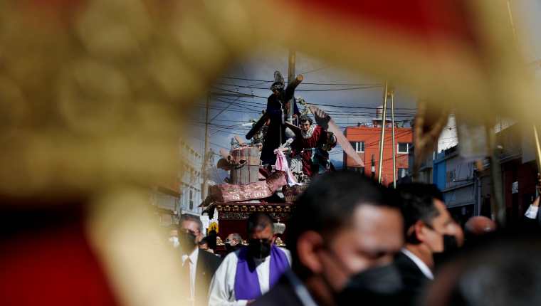 Los expertos temen un repunte de casos ya que en las procesiones el público difícilmente tendrá distanciamiento físico. Fotografía: Prensa Libre/EFE (Esteban Biba).