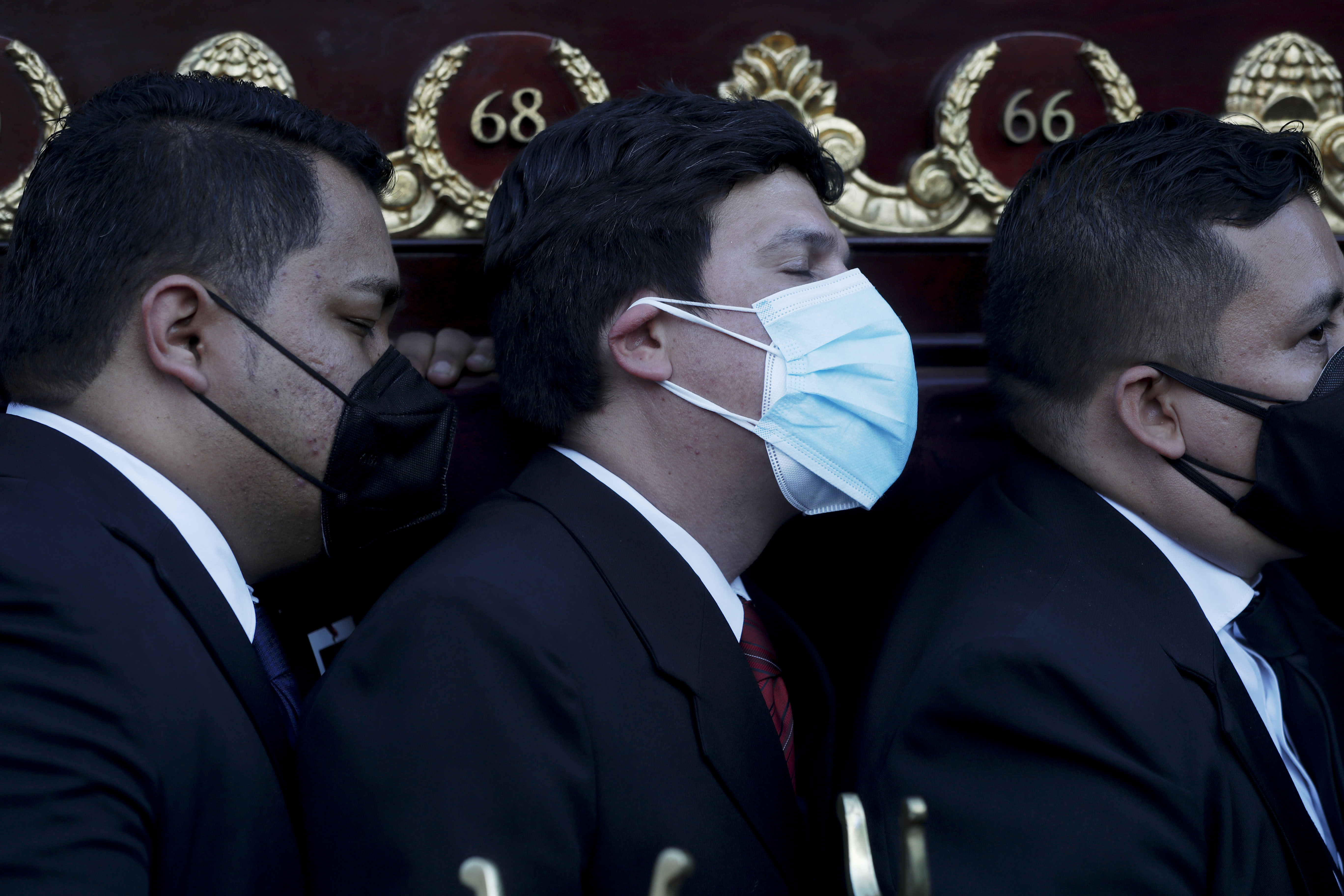 AME191. CIUDAD DE GUATEMALA (GUATEMALA), 03/03/2022.- Fieles cargan la Consagrada Imagen de Jesús de Nazareno de los Milagros hoy, durante una procesión por el centro de Ciudad de Guatemala (Guatemala). Las procesiones han vuelto a exaltar las calles de Guatemala tras dos años de inactividad debido a la pandemia del SARS-CoV-2 con la salida en andas este jueves de la Consagrada Imagen de Jesús de Nazareno de los Milagros por el centro de la capital. EFE/ Esteban Biba