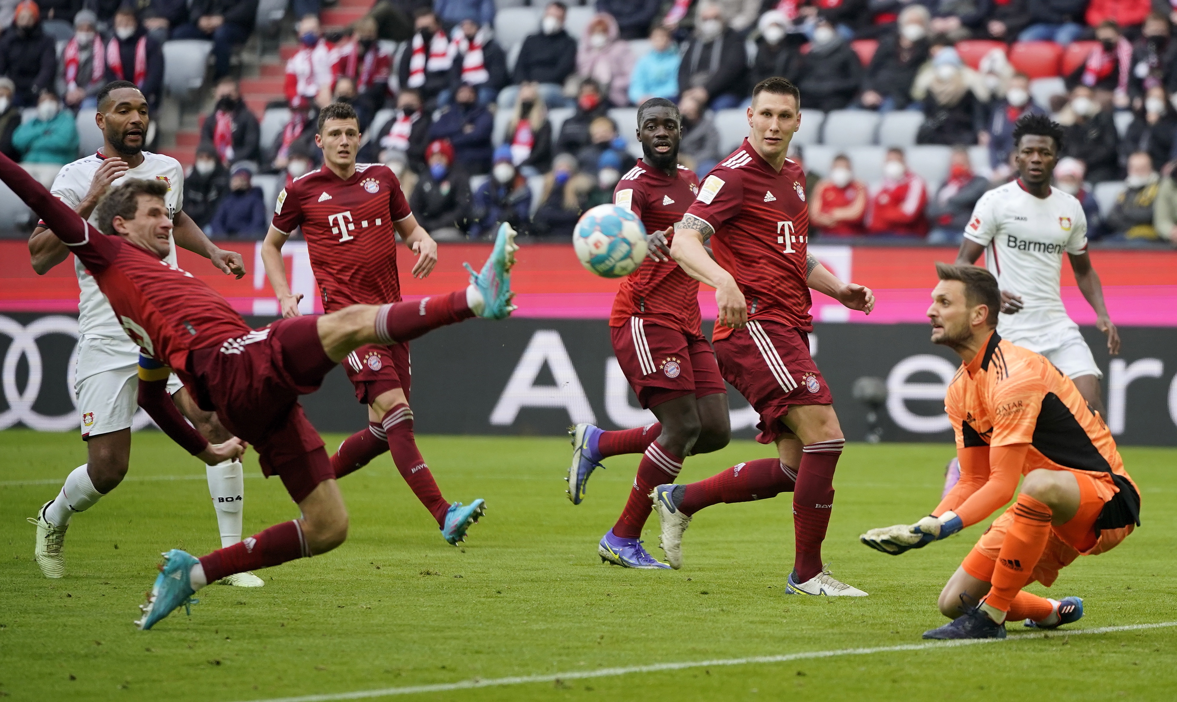 El momento preciso en ek que Thomas Muller del FC Bayern anota en propia puerta ante el Bayer 04 Leverkusen. (Foto Prensa Libre: EFE)