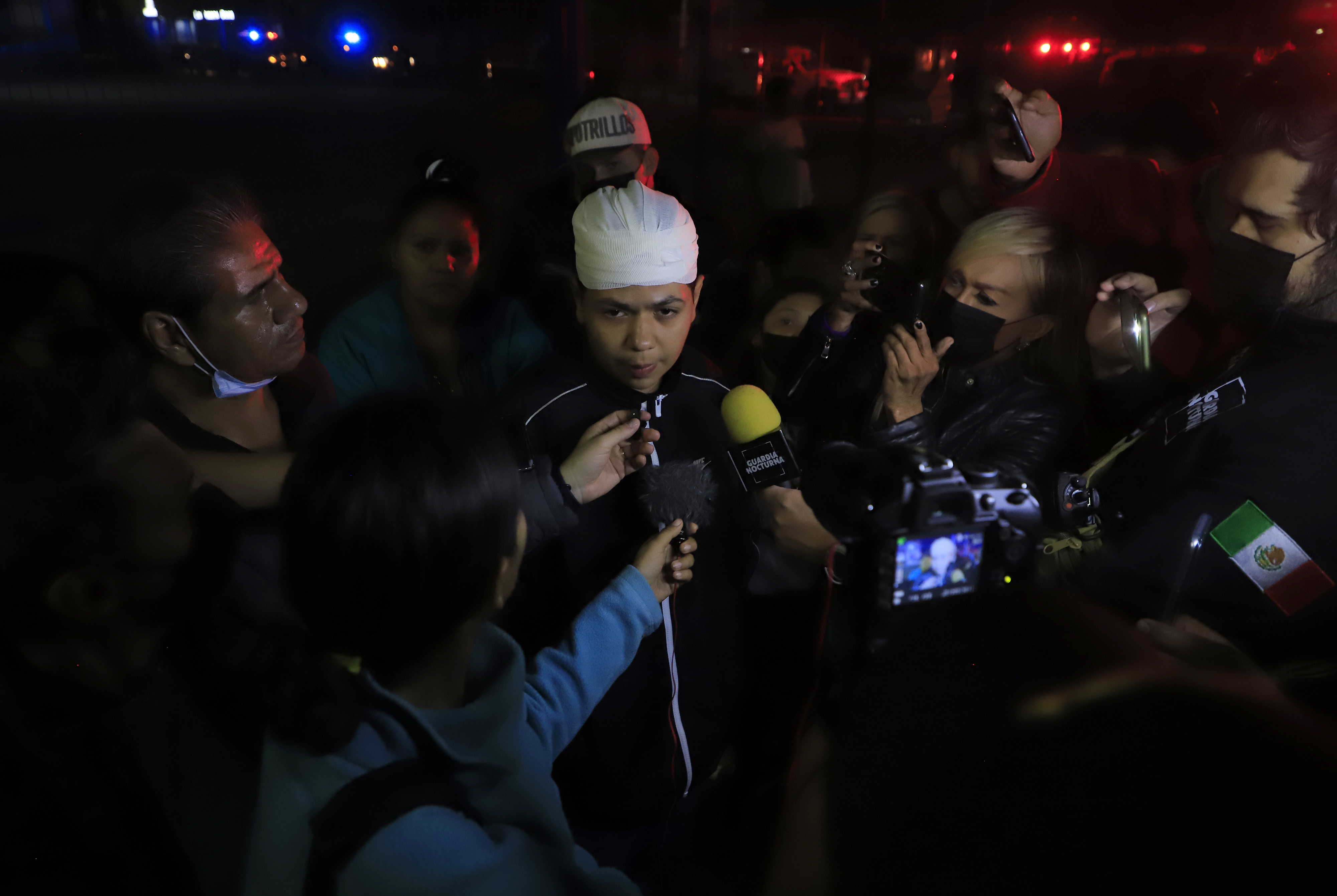 Un aficionado del Club Atlas atiende a los medios de comunicación a su llegada procedente de Querétaro a las inmediaciones del estadio Jalisco. (Foto Prensa Libre: EFE)