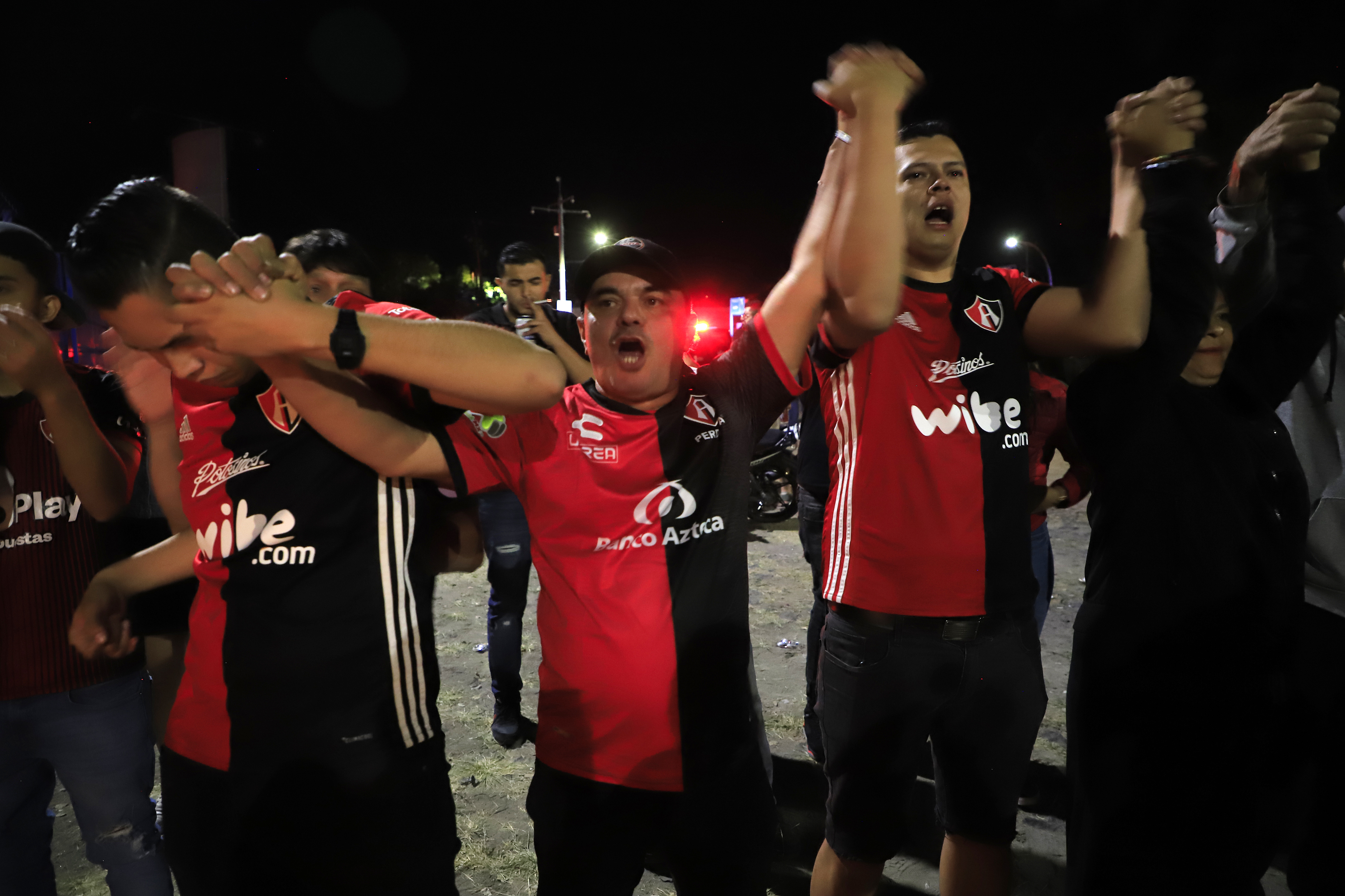 MEX7430. GUADALAJARA (MÉXICO), 06/03/2022.- Familiares y amigos de aficionados del Club Atlas muestran su apoyo en las inmediaciones del estadio Jalisco, en la ciudad de Guadalajara en Jalisco (México), tras los actos violentos ocurridos en el partido ante Querétaro, correspondiente a la jornada 9 del torneo mexicano de fútbol. El presidente de la Liga MX, Mikel Arriola, anunció este sábado que los tres partidos restantes de la novena jornada del Clausura del fútbol mexicano, que se jugarían el domingo, serán suspendidos, en solidaridad con las víctimas de los actos violentos en el partido Querétaro-Atlas. EFE/Frabricio Atilano