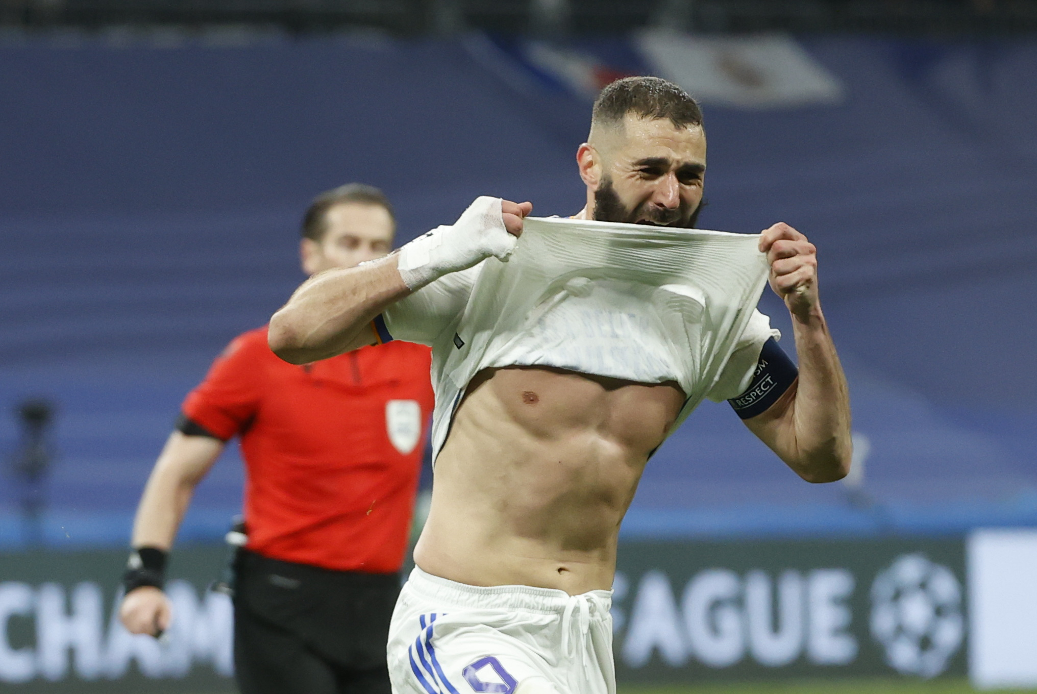 El delantero del Real Madrid Karim Benzema celebra tras marcar ante el París Saint Germain. (Foto Prensa Libre: EFE)