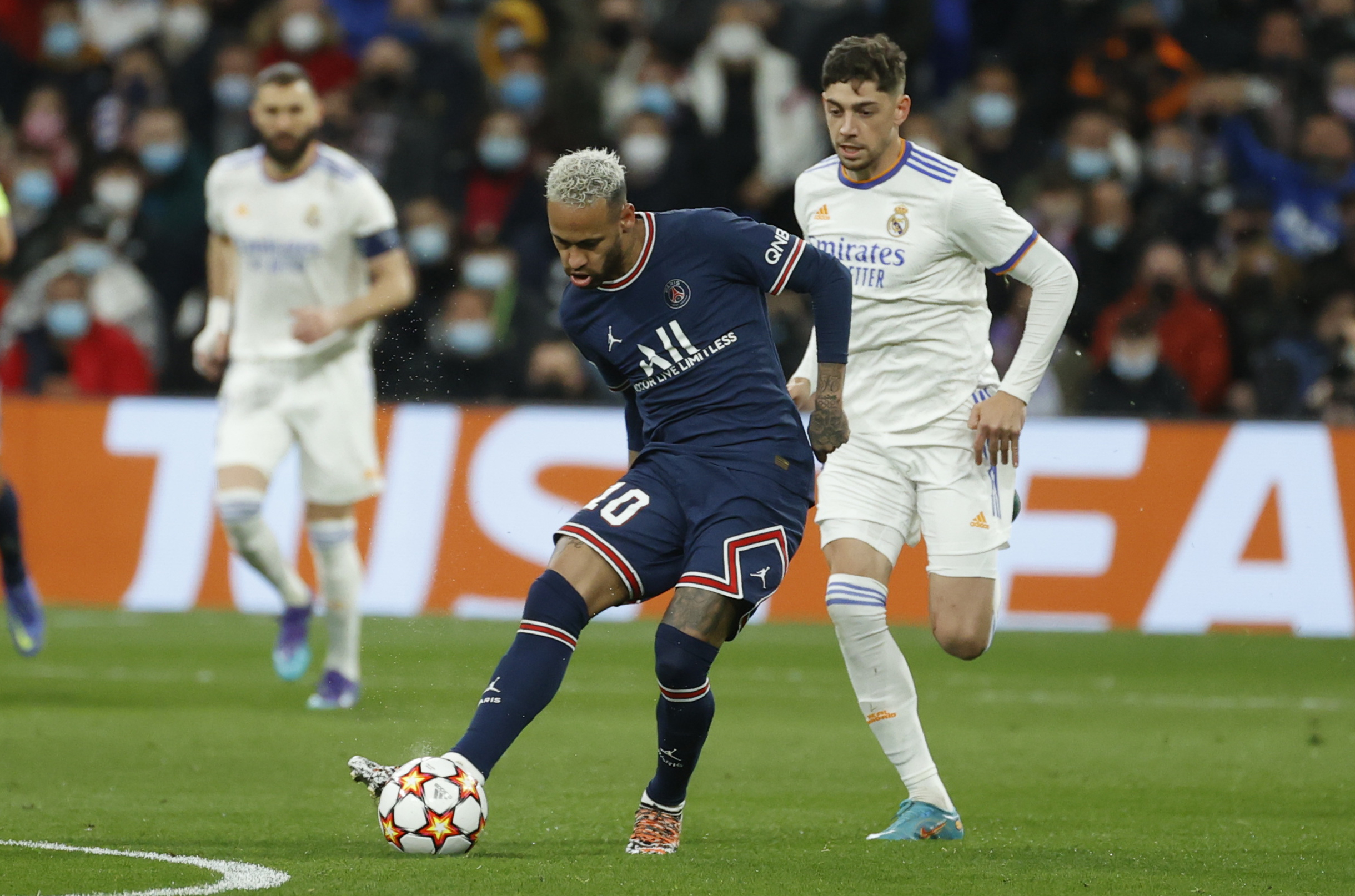 El delantero brasileño del PSG, Neymar Jr. (i), con el balón ante el centrocampista uruguayo del Real Madrid, Fede Valverde, durante el encuentro de vuelta de los octavos de final de la Liga de Campeones en el estadio Santiago Bernabéu, en Madrid. Foto Prensa Libre: EFE.