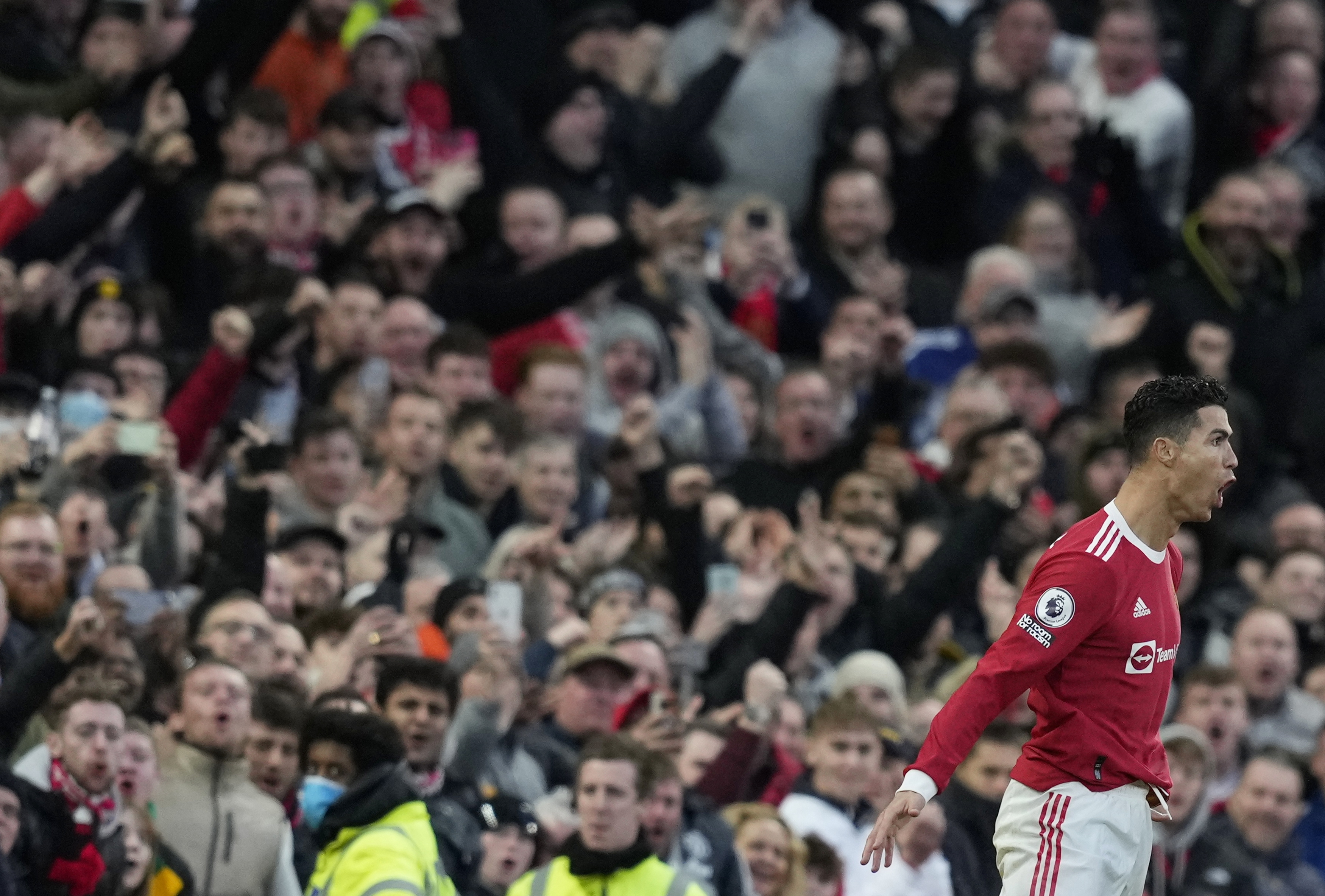El delantero portugués del Manchester United, Cristiano Ronaldo, celebra uno de los tres goles que marcó el 12 de marzo ante el Tottenham en la Premier League.  Foto Prensa Libre: EFE.