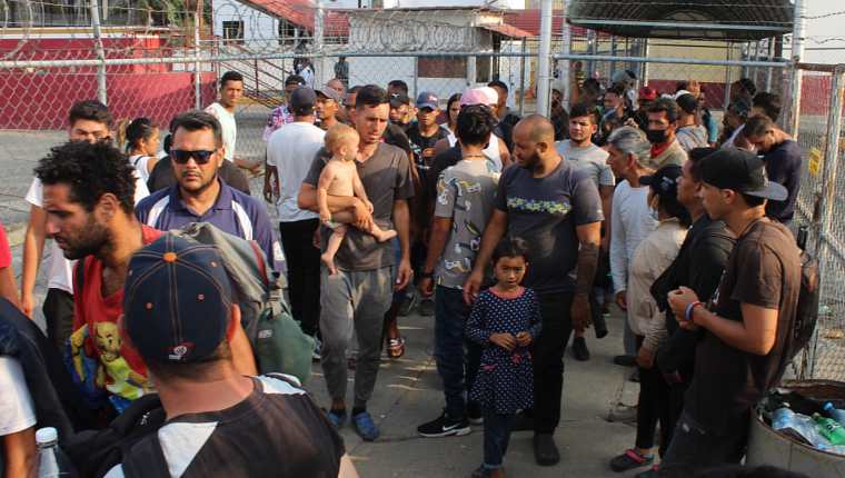 Un grupo de migrantes de Venezuela y Cuba protestaron en el cruce peatonal de México a Guatemala para exigir que el Instituto Nacional de Migración (INM) mexicano les otorgue visas humanitarias. (Foto: Prensa Libre /EFE).
