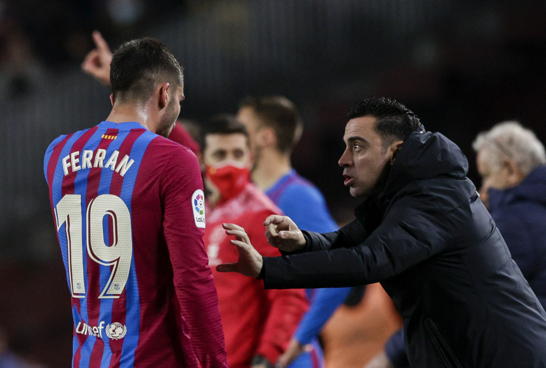 El delantero del FC Barcelona, Ferrán Torres, recibe indicaciones del técnico blaugrana, Xavi Hernández, (Foto Prensa Libre: EFE)