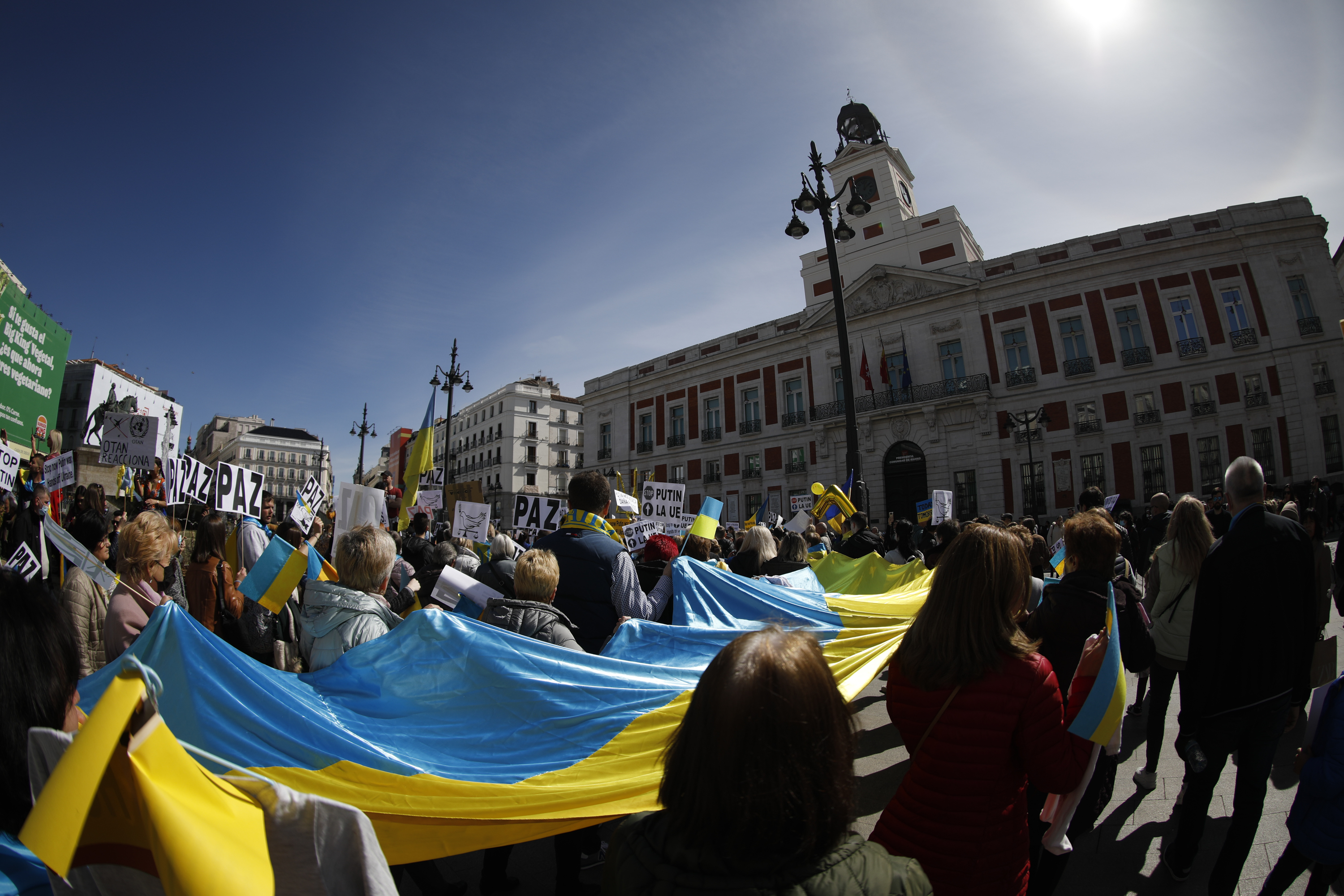 Centenares de personas participan en una marcha desde la Plaza de España hasta la Puerta del Sol en Madrid para pedir el fin de la guerra en Ucrania. Foto Prensa Libre: EFE.