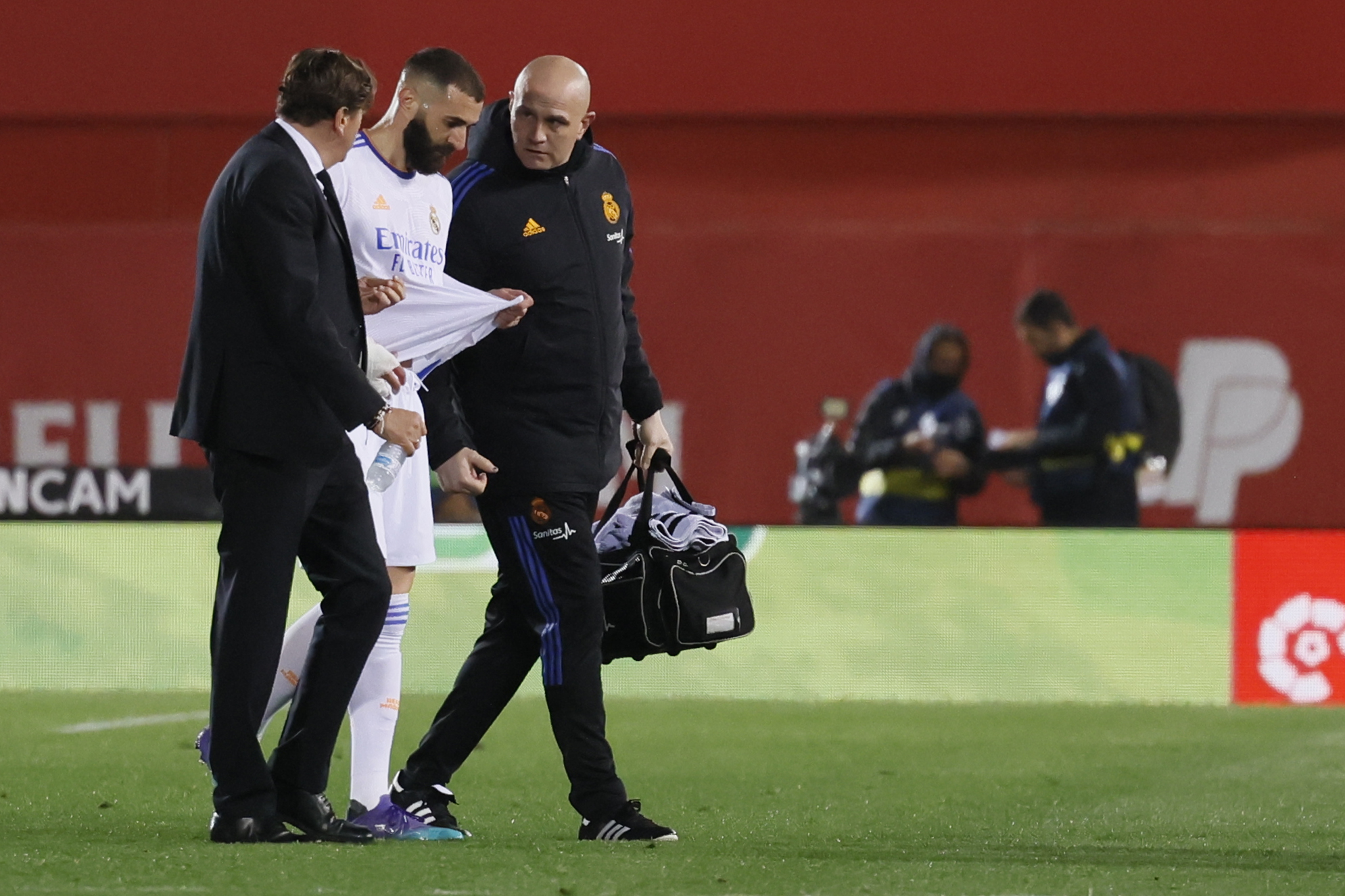 El delantero francés del Real Madrid, Karim Benzema, abandonó el terreno de juego tras caer lesionado durante el encuentro de LaLiga ante el Mallorca en el Visit Mallorca Estadi de la capital balear el 14 de marzo. Foto Prensa Libre: EFE.