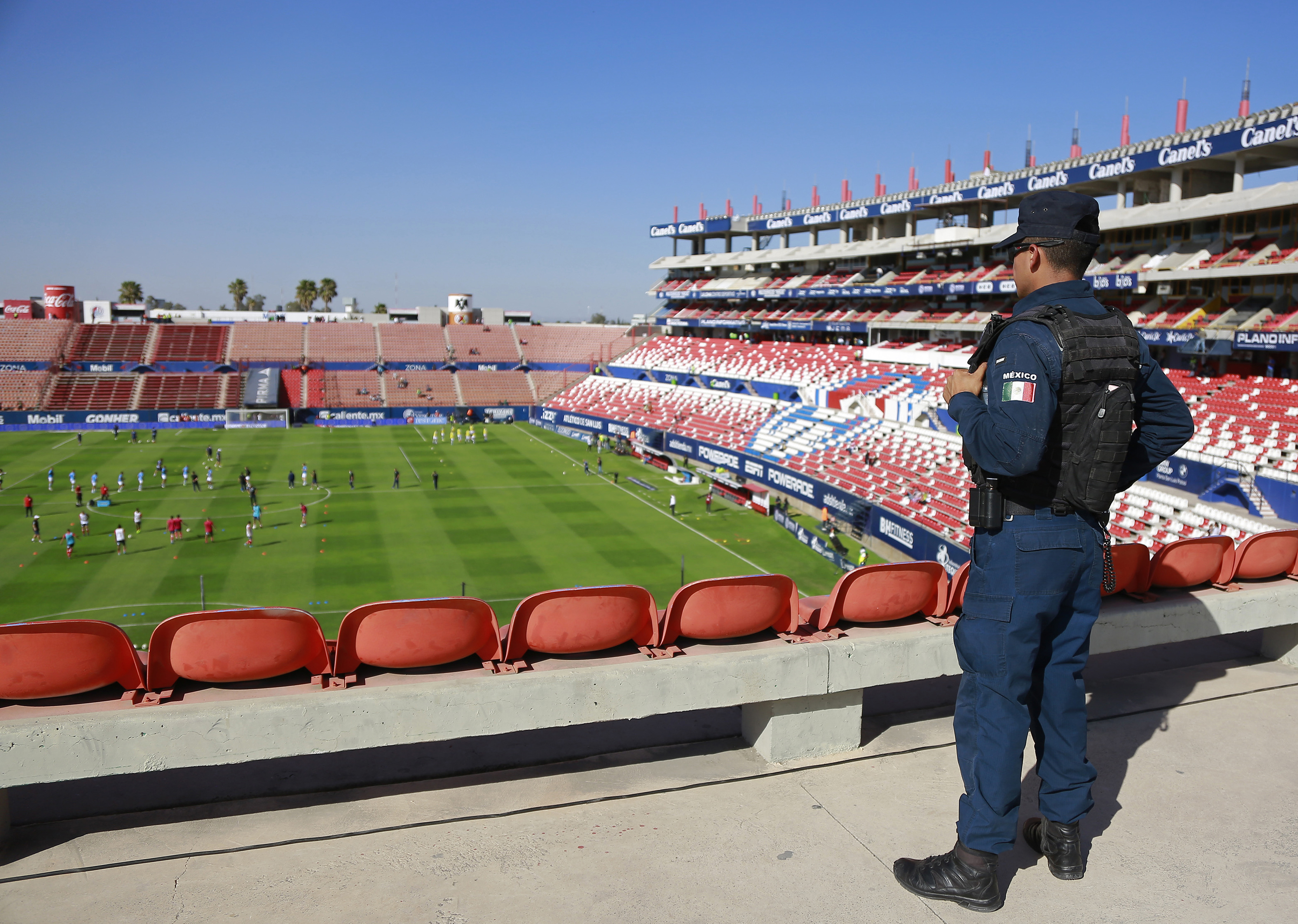 Personal de la policía estatal estuvo en el estadio Alfonso Lastras, durante un partido de la jornada 10 del Torneo Clausura 2022 de la Liga MX, entre el  Atlético de San Luis y Puebla. Foto Prensa Libre: EFE.