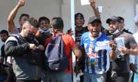 Para trasladarse a Ciudad Hidalgo al puerto fronterizo extranjeros de varios países haciendo filas para ingresar a las oficinas de migración para realizar los trámites respectivos. (Foto: Prensa Libre. EFE)