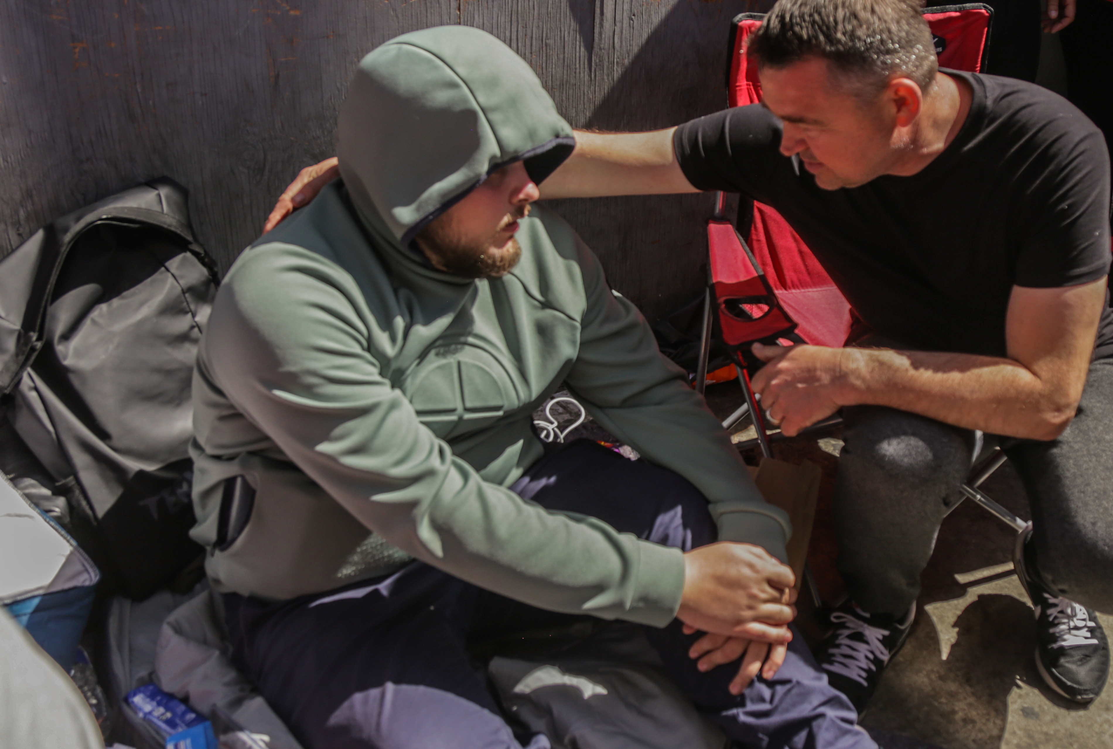 ACOMPAÑA CRÓNICA: MÉXICO UCRANIA GUERRA. MEX8495. TIJUANA (MÉXICO), 18/03/2022.- Residentes rusos y ucranianos en Estados Unidos visitan a compatriotas ubicados en un campamento improvisado a un costado de la Garita de San Ysidro, en Tijuana, estado de Baja California (México). Un grupo de rusos y ucranianos residentes en Estados Unidos visitó este viernes la fronteriza ciudad mexicana de Tijuana para apoyar a las decenas de compatriotas que recientemente han llegado a esta ciudad para pedir asilo ante la guerra que mantienen sus países desde el 24 de febrero. EFE/ Joebeth Terriquez