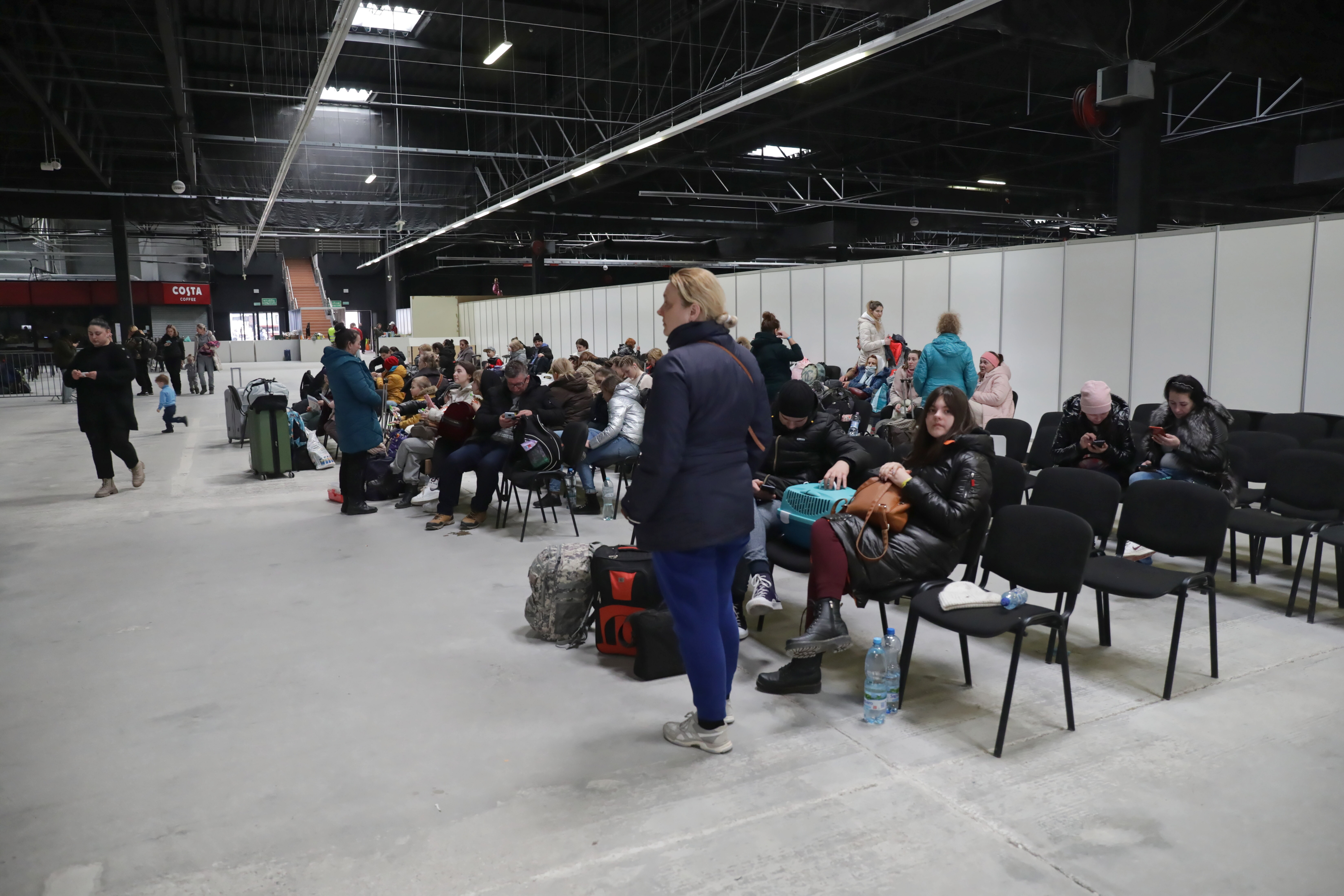 Warsaw (Poland), 19/03/2022.- The medical point for Ukrainian refugees at the Ptak Warsaw Expo in Nadarzyn, near Warsaw, Poland, 19 March 2022. Since February 24, when Russia invaded Ukraine, 2,041,391 people have crossed the Polish-Ukrainian border into Poland, the Border Guard has reported on 19 March morning. (Polonia, Rusia, Ucrania, Varsovia) EFE/EPA/ALBERT ZAWADA POLAND OUT