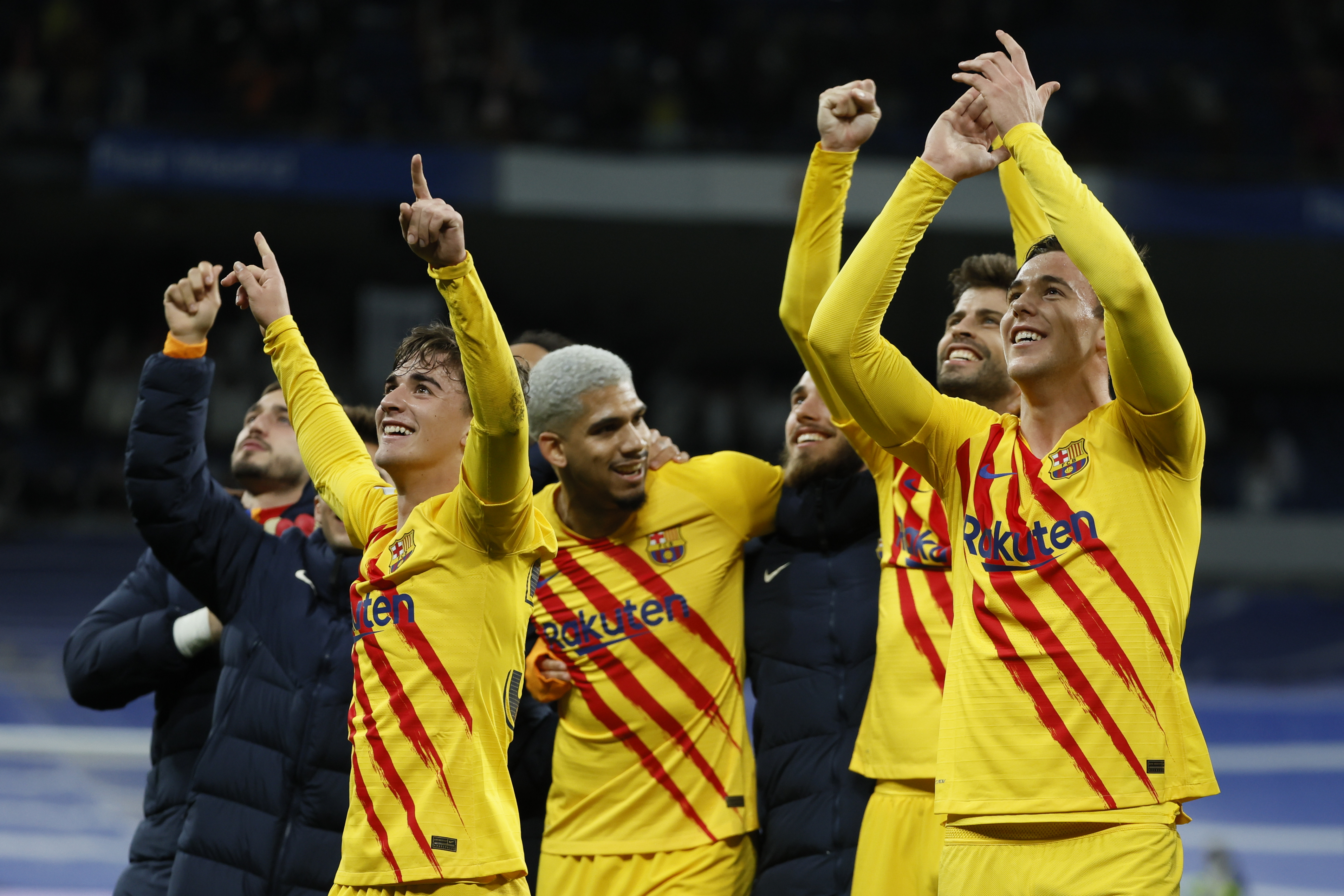 MADRID, 20/03/2022.- Los jugadores del FC Barcelona celebran su victoria ante el Real Madrid en el partido de Liga en Primera División que han disputado este domingo en el estadio Santiago Bernabéu, en Madrid. EFE/Ballesteros.