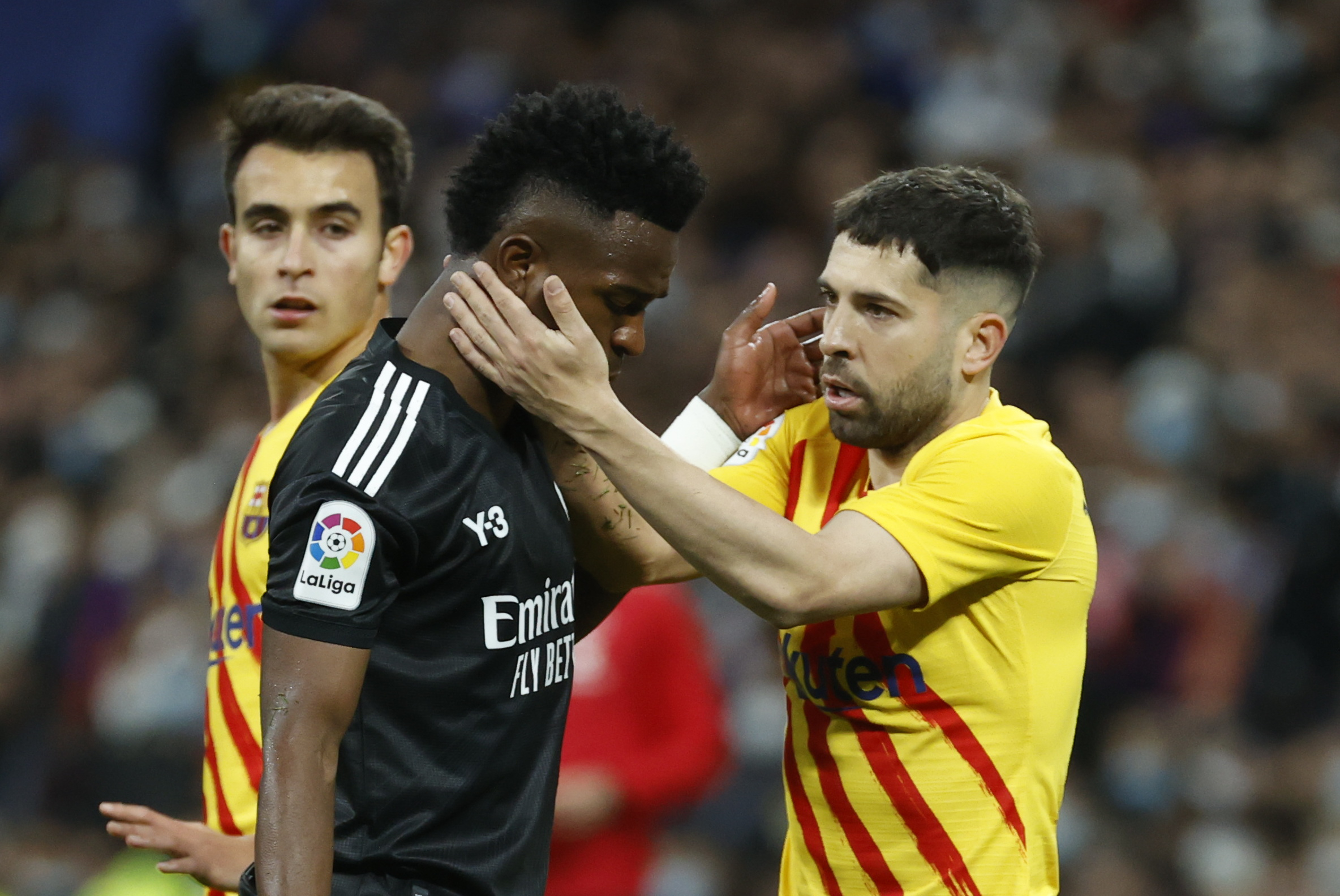 El defensa del FC Barcelona, Jordi Alba (d), se disculpa ante el delantero brasileño del Real Madrid, Vinicius Jr., durante el partido de Liga en Primera División. (Foto Prensa Libre: EFE)