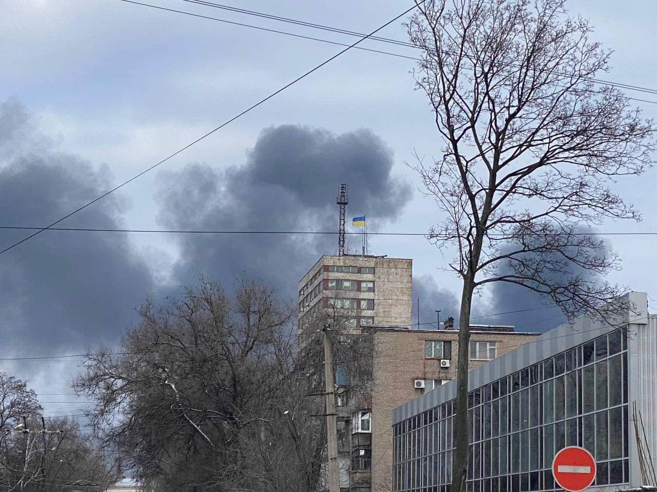 Columnas de humo salen de una zona residencial en la ciudad de Mariúpol, en el sureste de Ucrania y asediada desde hace semanas por las tropas rusas. (Foto Prensa Libre: EFE)