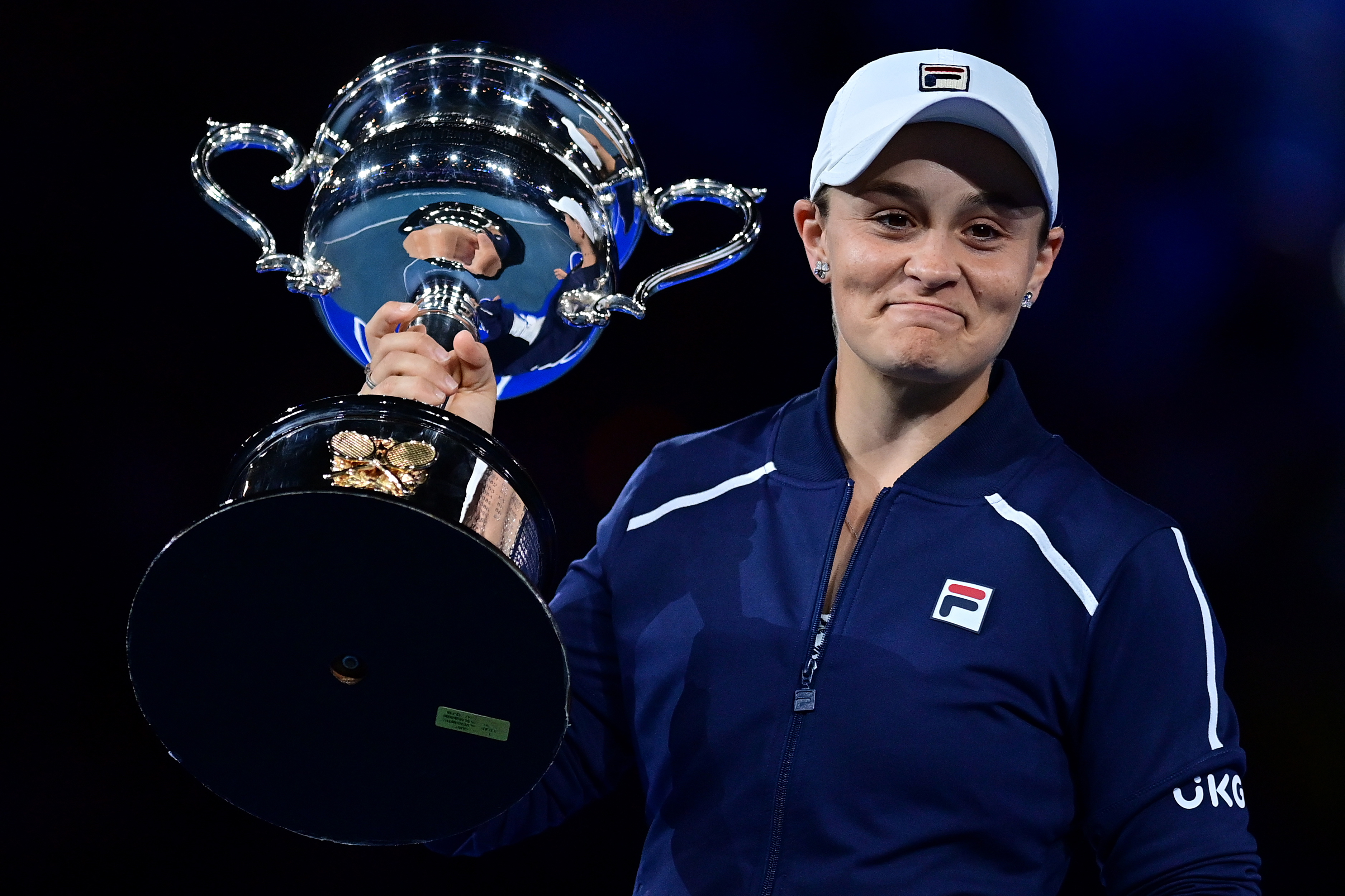 La tenista australiana Ashleigh Barty sostiene una de las copa que ganó durante su carrera. La número uno del ranquin Ash Barty anunció su retiro del deporte este 22 de marzo. Ella tiene 25 años y ganó el pasado Abierto de Australia. Foto Prensa Libre: EFE.