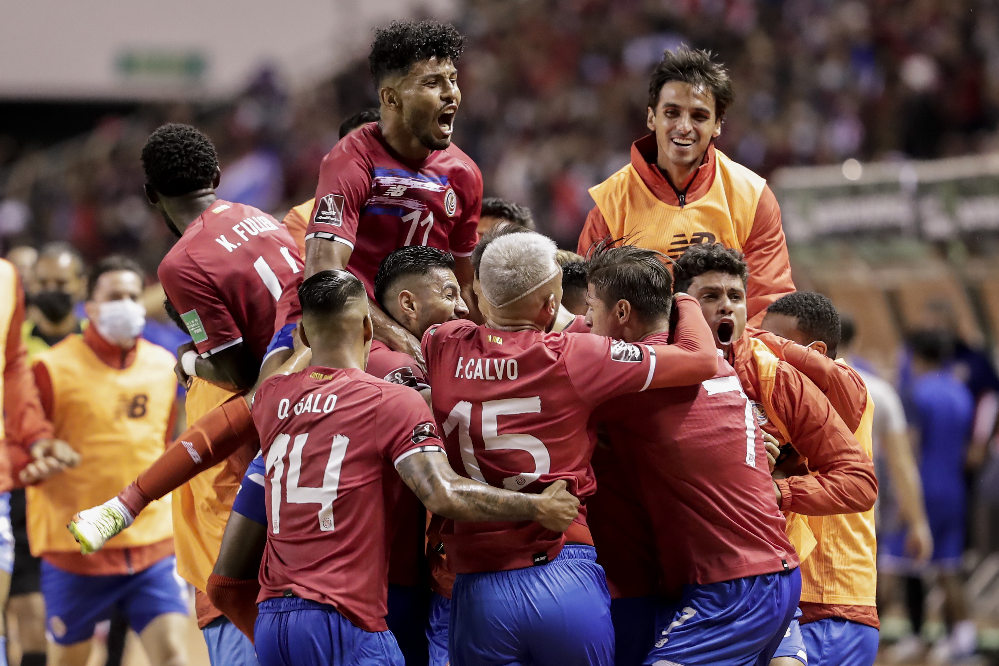 Jugadores de Costa Rica celebran un gol de Celso Borges en un partido de las eliminatorias de la Concacaf para el Mundial de Qatar 2022 ante Canadá, en el estadio Nacional en San José. Foto Prensa Libre: EFE.