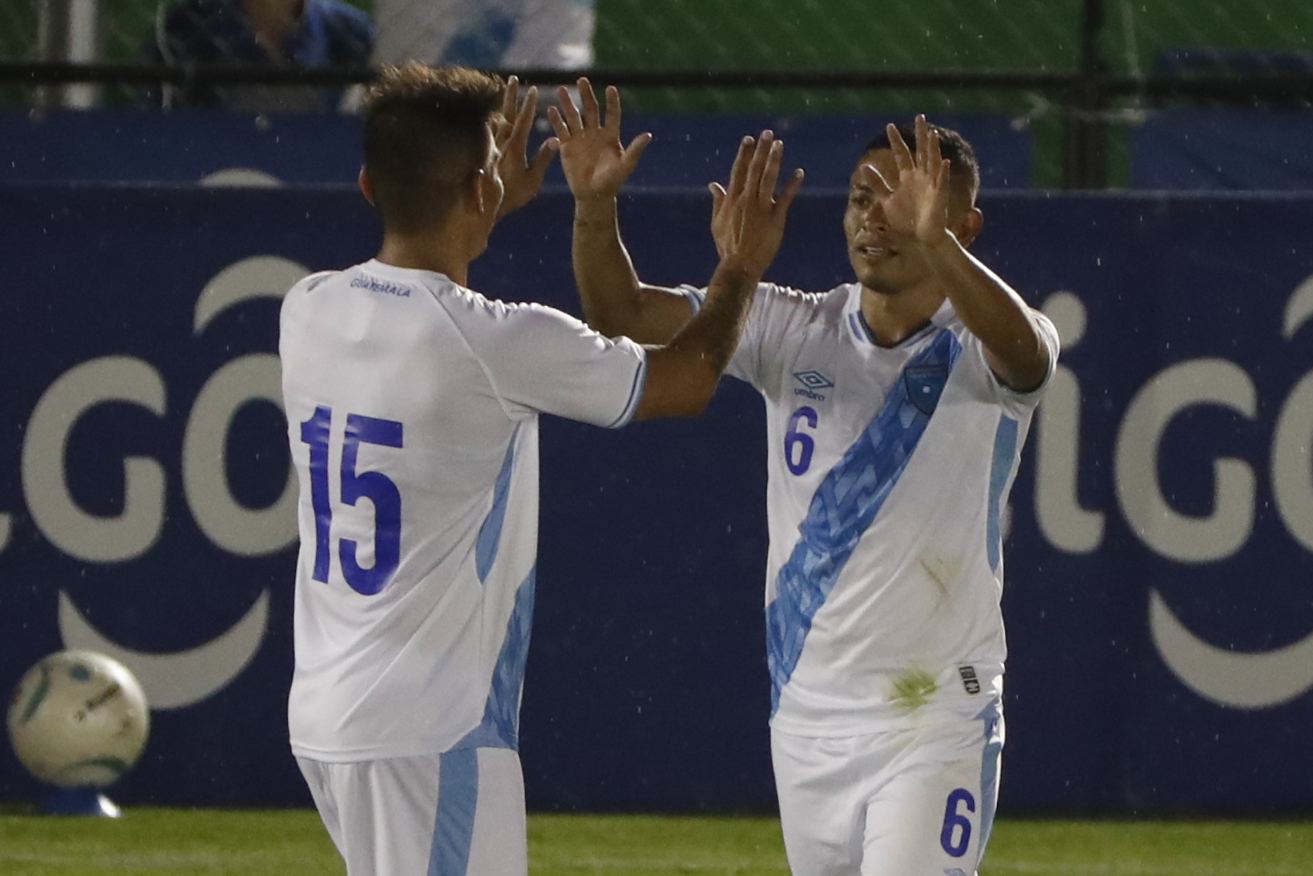 AMDEP8186. CIUDAD DE GUATEMALA (GUATEMALA), 24/03/2022.- Carlos Mejía (d) de Guatemala celebra un gol hoy, en un partido amistoso entre las selecciones de Guatemala y Cuba en el estadio Doroteo Gamuch Flores en Ciudad de Guatemala (Guatemala). EFE/Esteban Biba