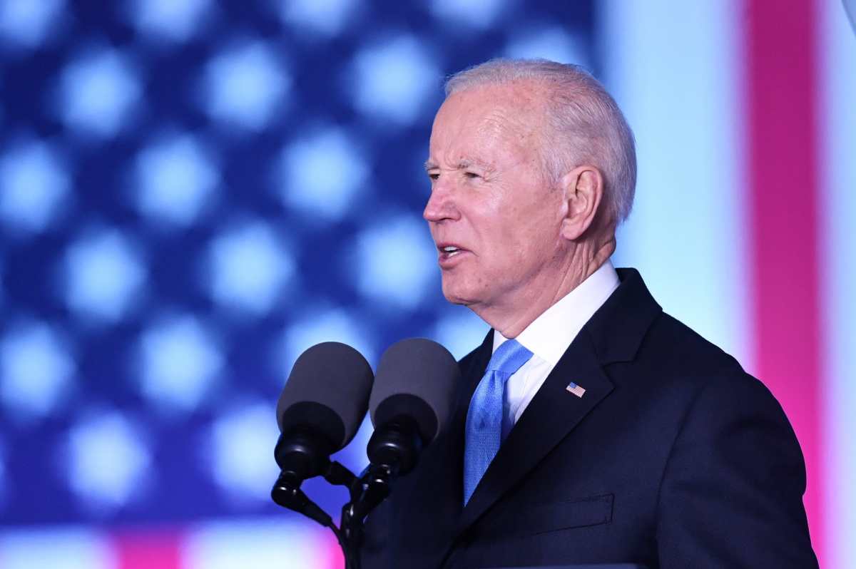 Joe Biden pide “valor” para enfrentar una larga guerra en Ucrania y asegura que Vladimir Putin no puede continuar en el poder