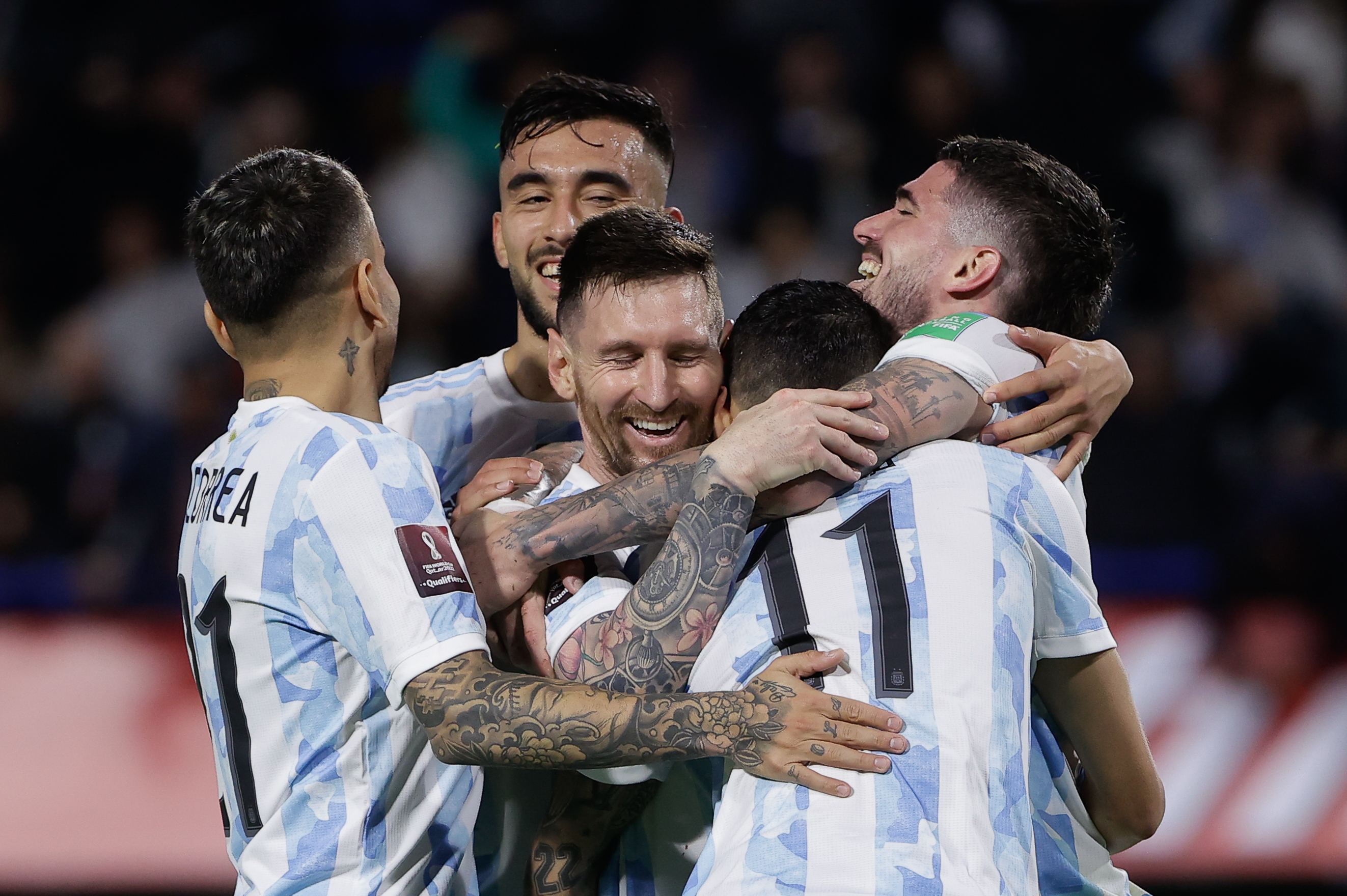 Lionel Messi (c) de Argentina celebra uno de los goles en el partido de las eliminatorias sudamericanas para el Mundial de Qatar 2022 ante Venezuela en el estadio La Bombonera en Buenos Aires (Argentina). Foto Prensa Libre: EFE.
