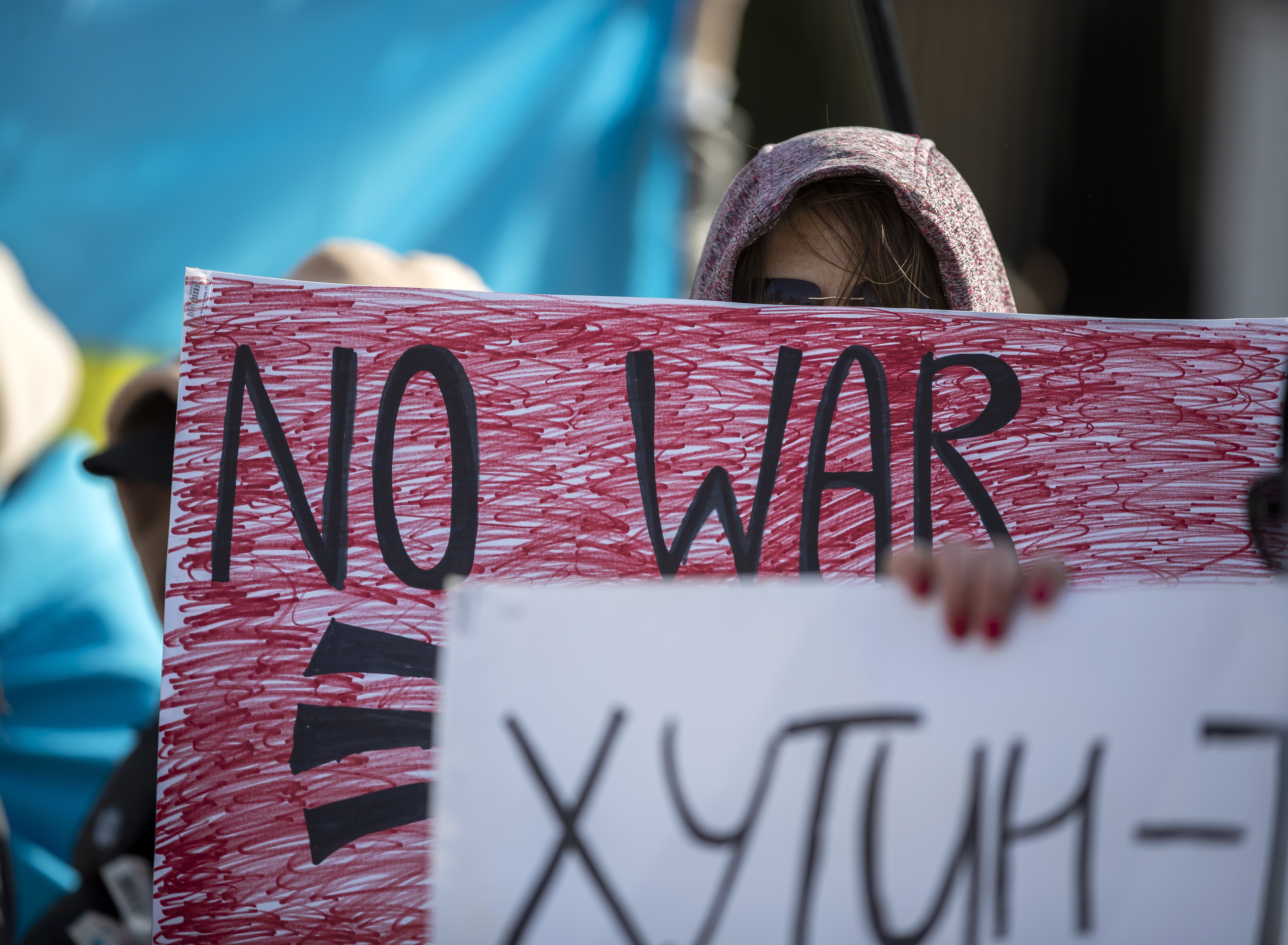 Chisinau (Moldova, Republic Of), 27/03/2022.- Ukrainian refugees and Moldovan citizens protest against the war in Ukraine in front of Russian Embassy in Chisinau, Moldova, 27 March 2022. According to UNHCR figures, more than 3.8 Ukrainians have fled their country since Russia began its military operation in Ukraine in 24 February 2022. (Protestas, Moldavia, Rusia, Ucrania) EFE/EPA/DUMITRU DORU