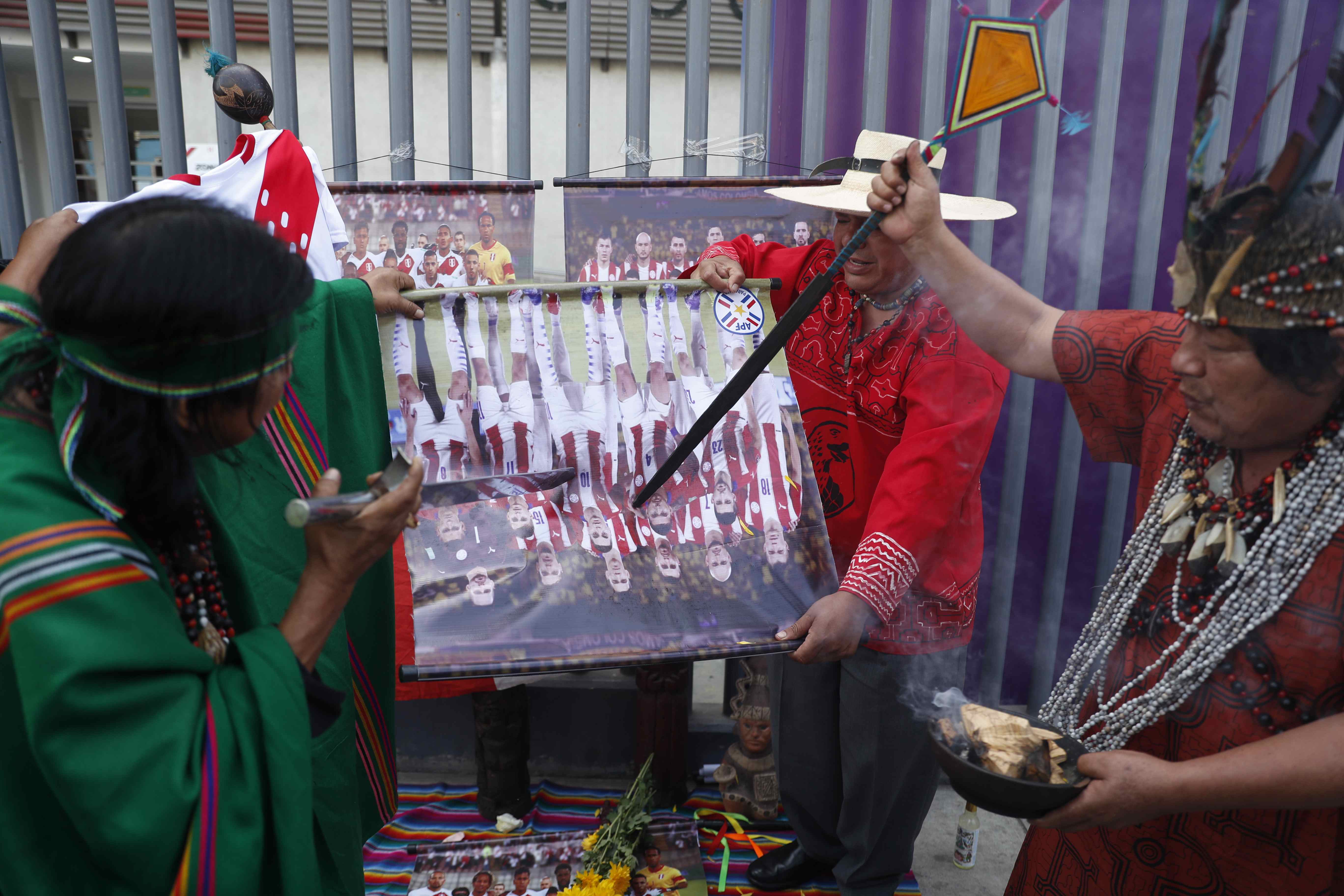 Chamanes realizaron este 28 de marzo un ritual para ayudar a la selección peruana de fútbol y desfavorecer a sus rivales paraguayos, en los exteriores del Estadio Nacional de Lima (Perú). Foto Prensa Libre: EFE.