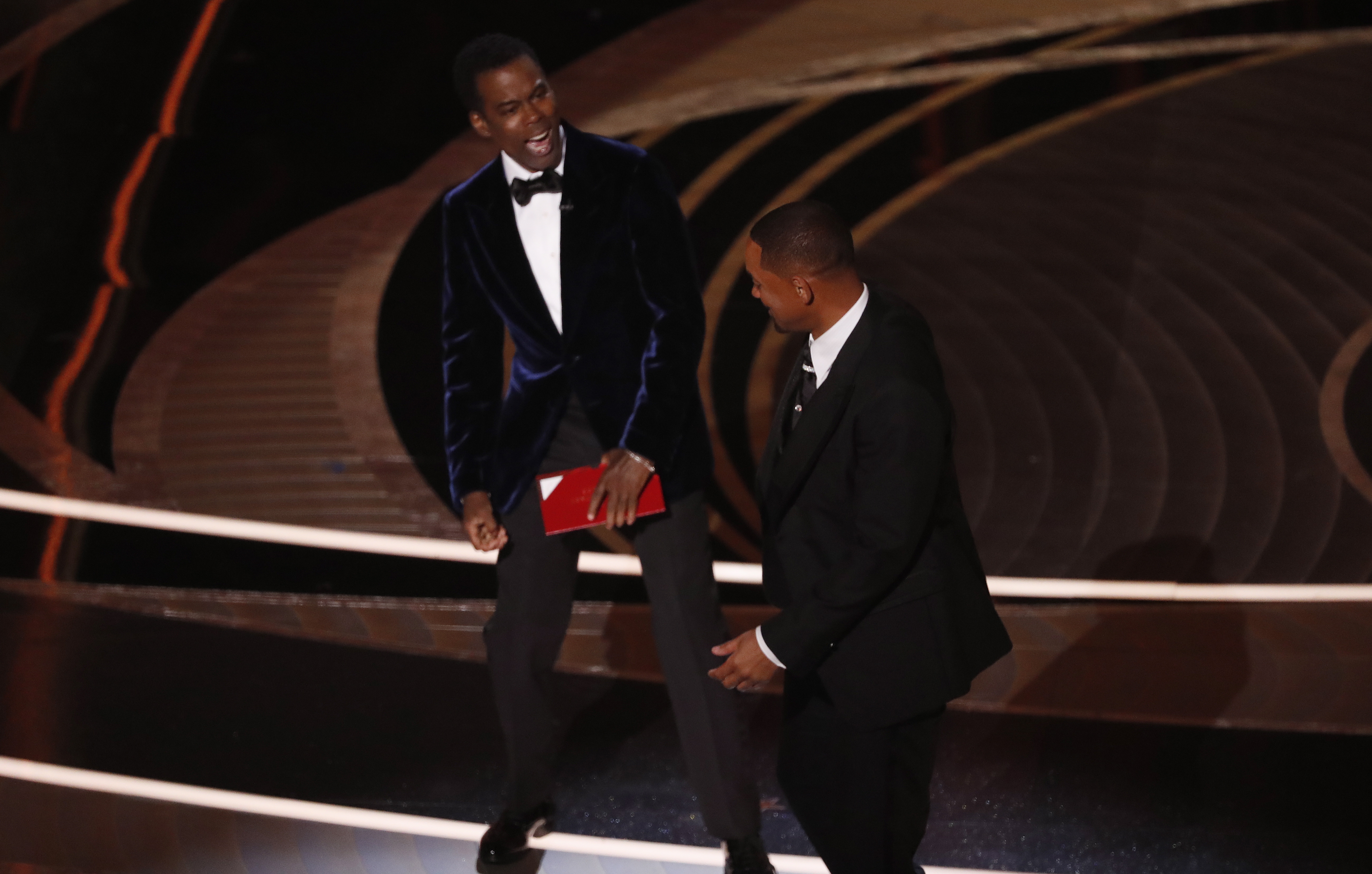 Hollywood (United States), 27/03/2022.- US actor Will Smith (R) swings at US actor Chris Rock during the 94th annual Academy Awards ceremony at the Dolby Theatre in Hollywood, Los Angeles, California, USA, 27 March 2022. The Oscars are presented for outstanding individual or collective efforts in filmmaking in 24 categories. (Estados Unidos) EFE/EPA/ETIENNE LAURENT