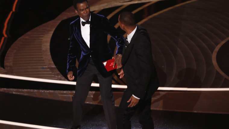 El actor Will Smith (d) abofetea al presentador de la gala Chris Rock (i) durante la 94ª ceremonia anual de los Premios de la Academia de Cine estadounidense en el Dolby Theatre de Hollywood, Los Ángeles, California, Estados Unidos. Foto Prensa Libre: EFE.