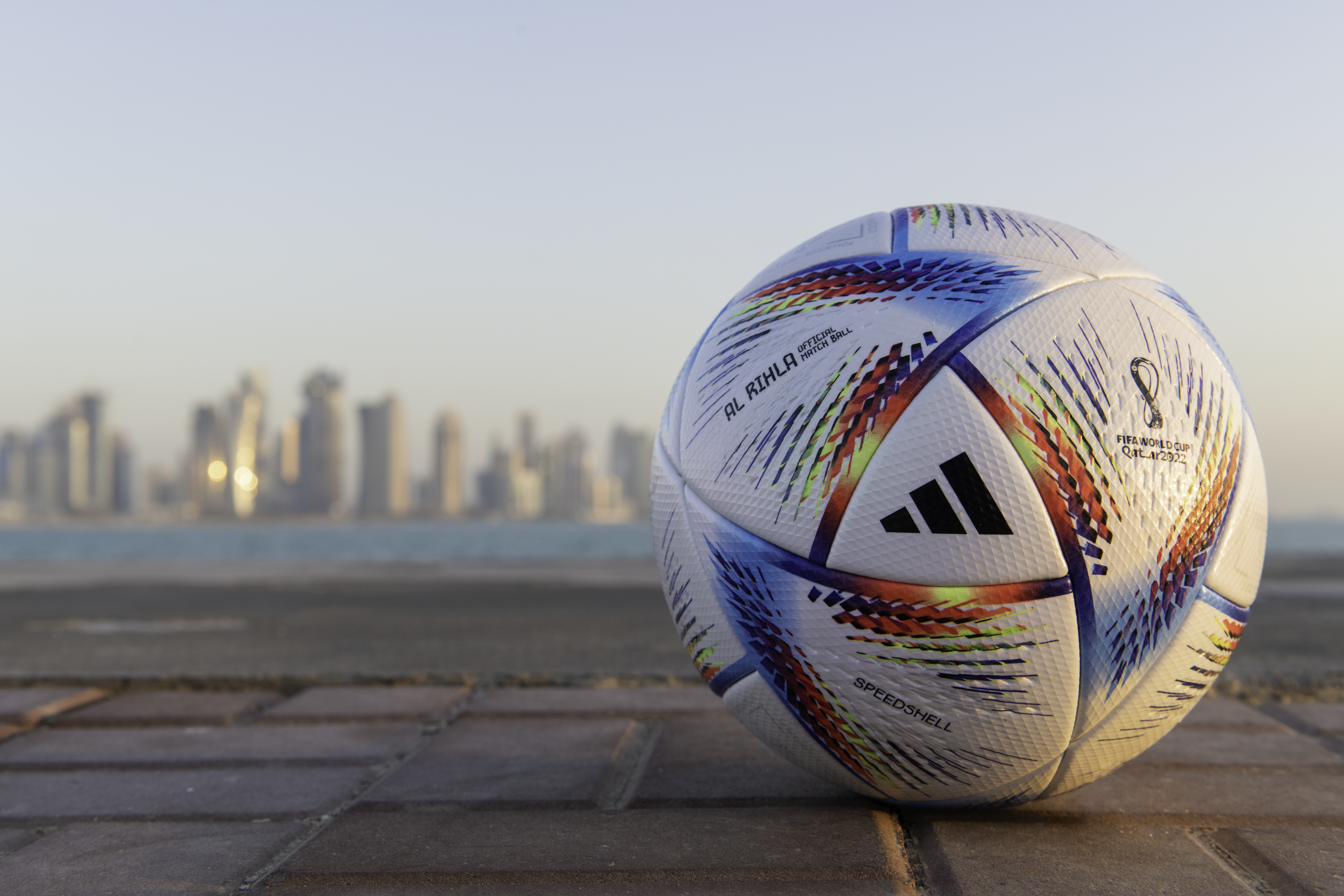 A dos días del sorteo del Mundial 2022, por realizarse este viernes 1 de abril, Adidas mostró al planeta cómo será el balón de Qatar. Al Rihla, "el viaje" en árabe, la pelota más rápida y ecológica de la historia. Foto Prensa Libre: EFE.
