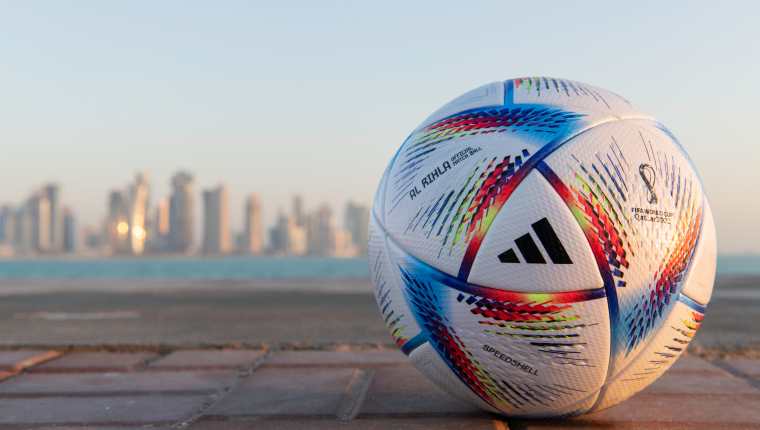 A dos días del sorteo del Mundial 2022, por realizarse este viernes 1 de abril, Adidas mostró al planeta cómo será el balón de Qatar. Al Rihla, "el viaje" en árabe, la pelota más rápida y ecológica de la historia. Foto Prensa Libre: EFE.