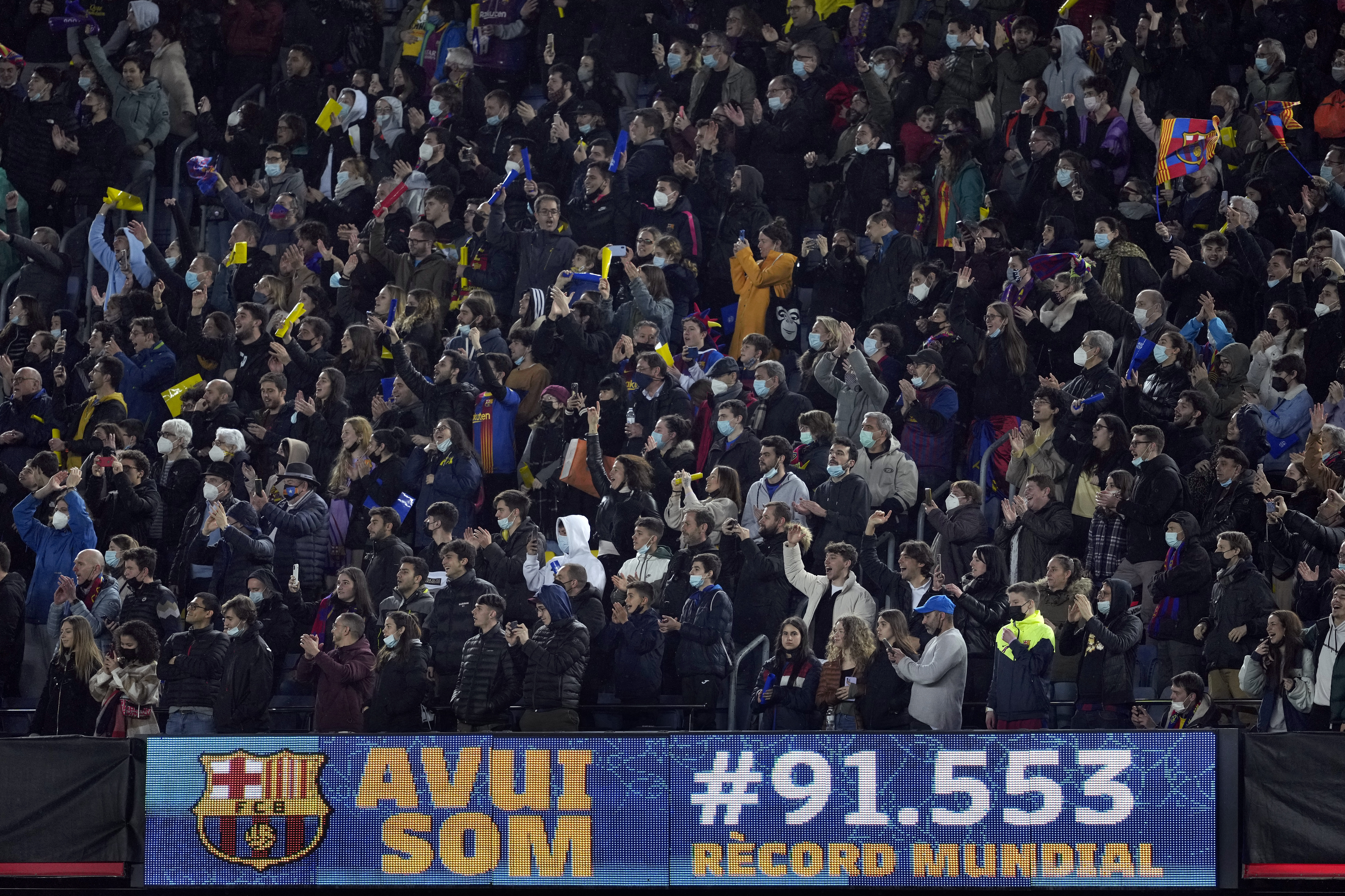 Ambiente que presentó el estadio Camp Nou, durante el encuentro de vuelta de cuartos de final de la Liga de Campeones Femenina entre el FC Barcelona y el Real Madrid, este miércoles 30 de marzo en Barcelona. Un total de 91 mil 553 espectadores presenciaron el juego, que batió el récord absoluto de asistencia en un partido femenino al superar las 90.195 que acudieron a la final del Mundial 1999 entre Estados Unidos y China. Foto Prensa Libre: EFE.