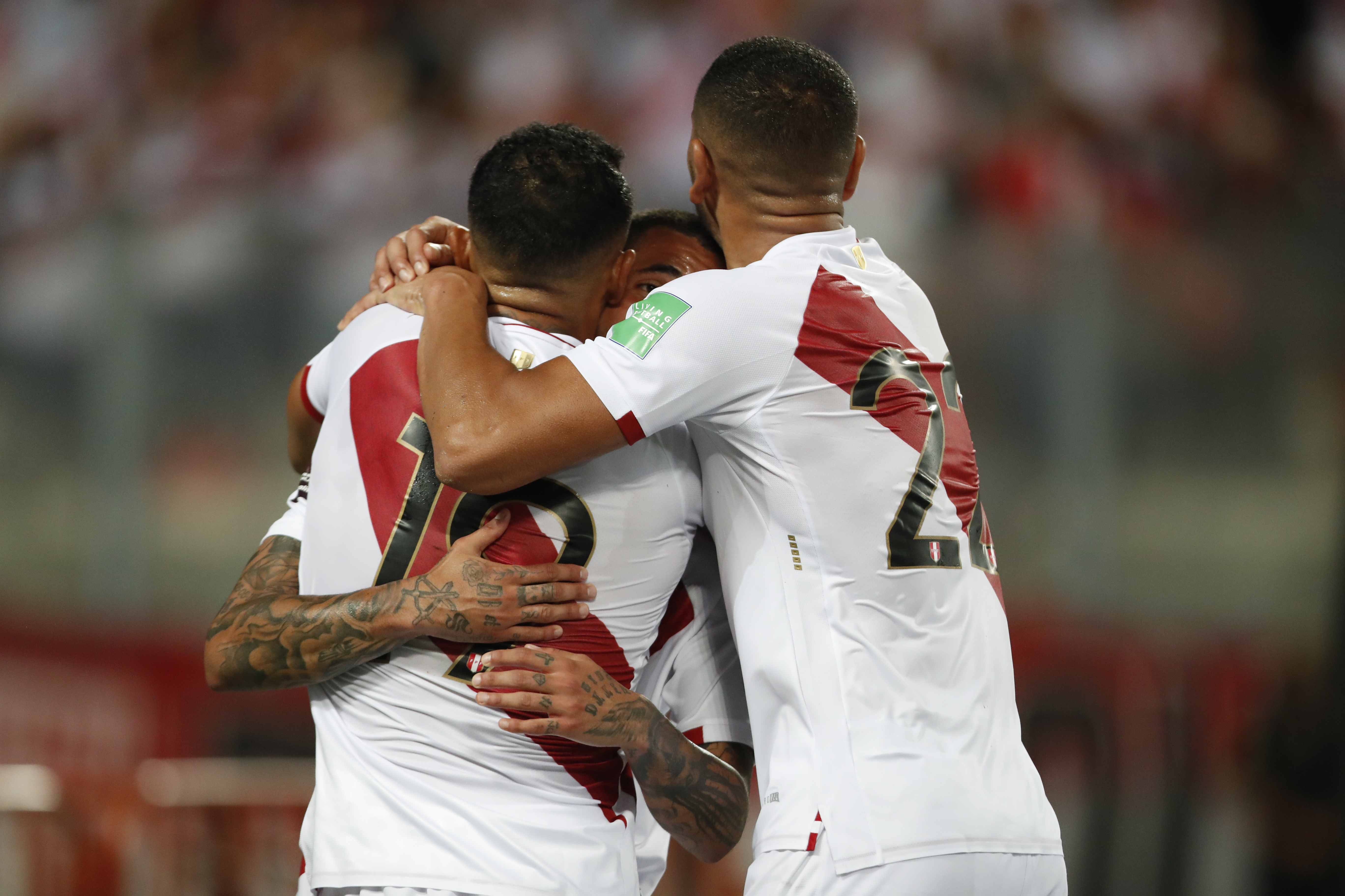 Jugadores de Perú celebran la ventaja 2-0 durante el partido contra Paraguay. (Foto Prensa Libre: EFE) 