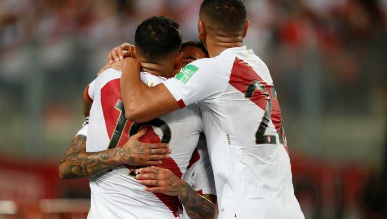 Jugadores de Perú celebran la ventaja 2-0 durante el partido contra Paraguay. (Foto Prensa Libre: EFE) 