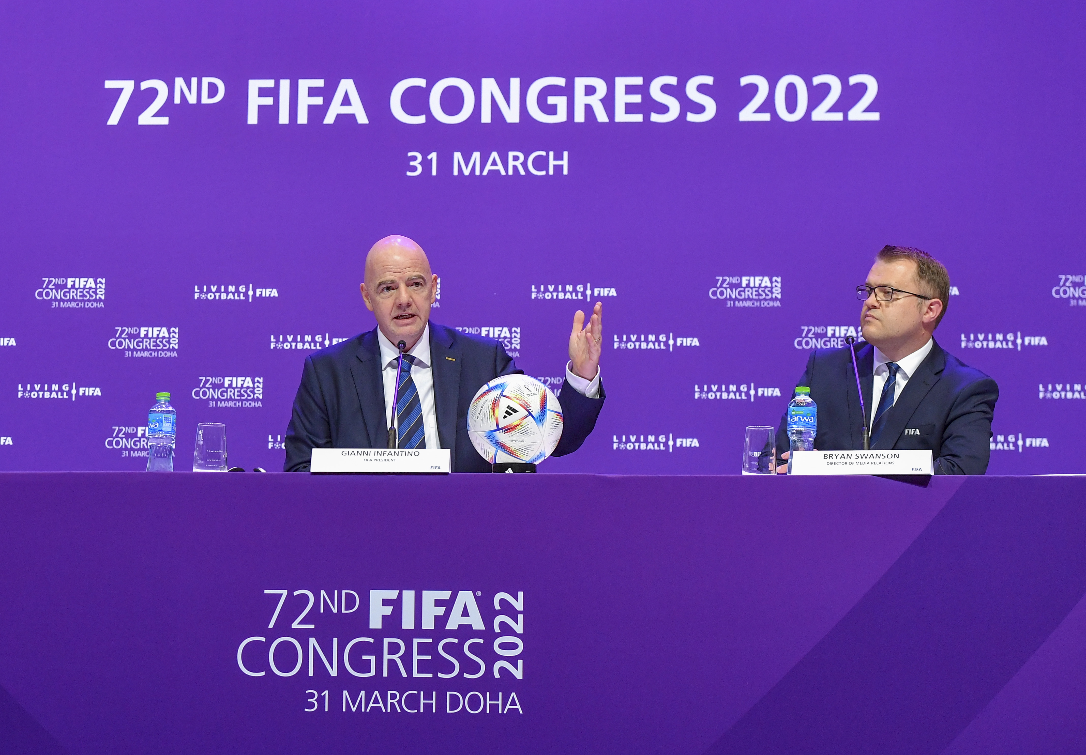 El presidente de la Fifa, Gianni Infantino, habla durante una rueda de prensa tras la clausura del 72º Congreso de la Fifa en Doha, Qatar, el 31 de marzo de 2022. A la derecha, Bryan Swanson, director de relaciones con los Medios. Foto Prensa Libre: EFE.