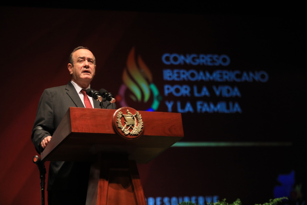 El presidente Alejandro Giammattei durante su intervención en la Asamblea Anual del Congreso Iberoamericano por la Vida y la Familia en el Centro Cultural Miguel Ángel Asturias. (Foto Prensa Libre: Gobierno de Guatemala)