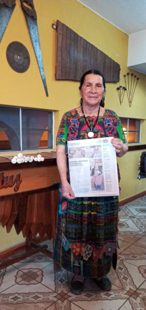 bisabuela Totonicapán hace baquetas de marimba