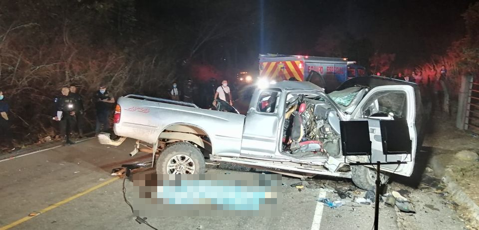 En el choque de dos picops en una ruta de Concepción las Minas, Chiquimula, murieron nueve personas. (Foto Prensa Libre: Cortesía Ángel Tzun)