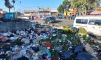 Toneladas de basura permanecen en calles de la Ciudad de Quetzaltenango, debido a que el servicio de recolección de desechos fue suspendido por la comuna. (Foto Prensa Libre: Mynor Toc)