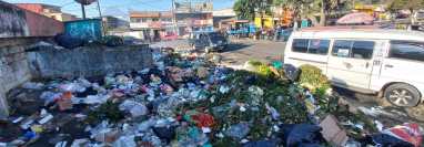 Toneladas de basura permanecen en calles de la Ciudad de Quetzaltenango, debido a que el servicio de recolección de desechos fue suspendido por la comuna. (Foto Prensa Libre: Mynor Toc)