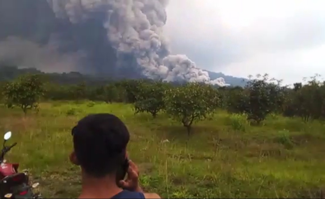 Pobladores observan la fuerte actividad del Volcán de Fuego. (Foto Conred)