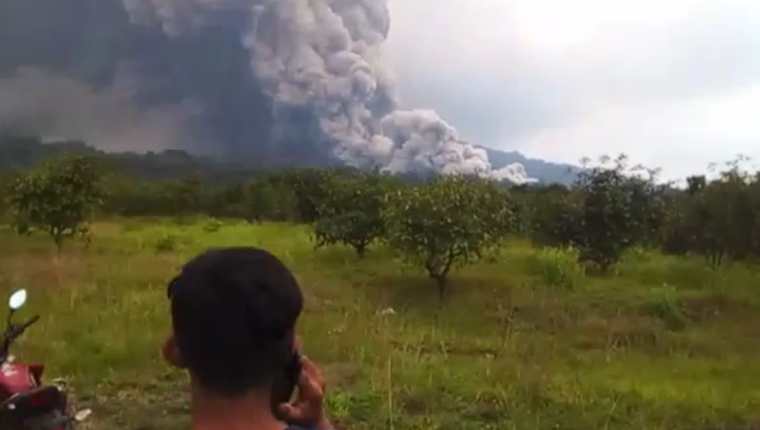 Pobladores observan la fuerte actividad del Volcán de Fuego. (Foto Conred)