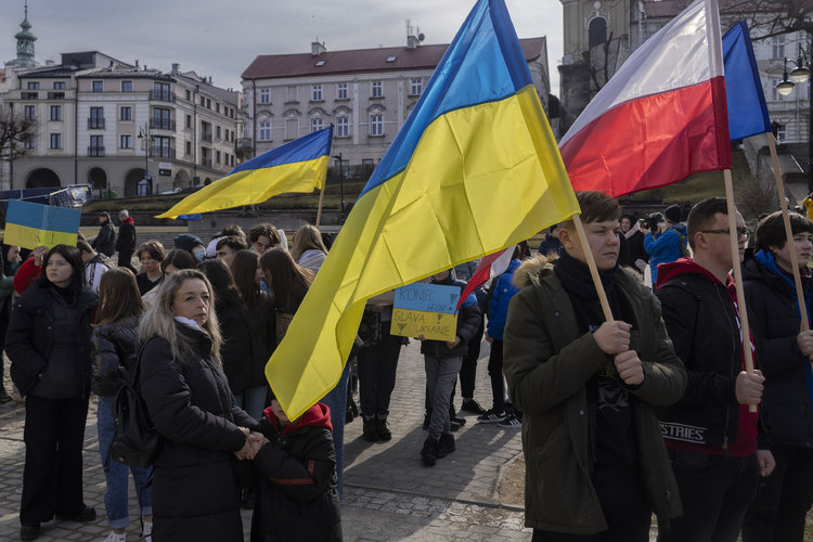 Un grupo de manifestantes lleva banderas polacas y ucranianas en una marcha de solidaridad en Przemysl, Polonia, una ciudad situada a unos 16 kilómetros de la frontera con Ucrania, el 1 de marzo de 2022. (Maciek Nabrdalik/The New York Times)