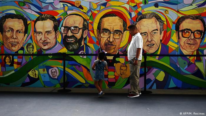Los seis sacerdotes fueron asesinados por militares junto a dos colaboradores en El Salvador. (Foto: AFP)