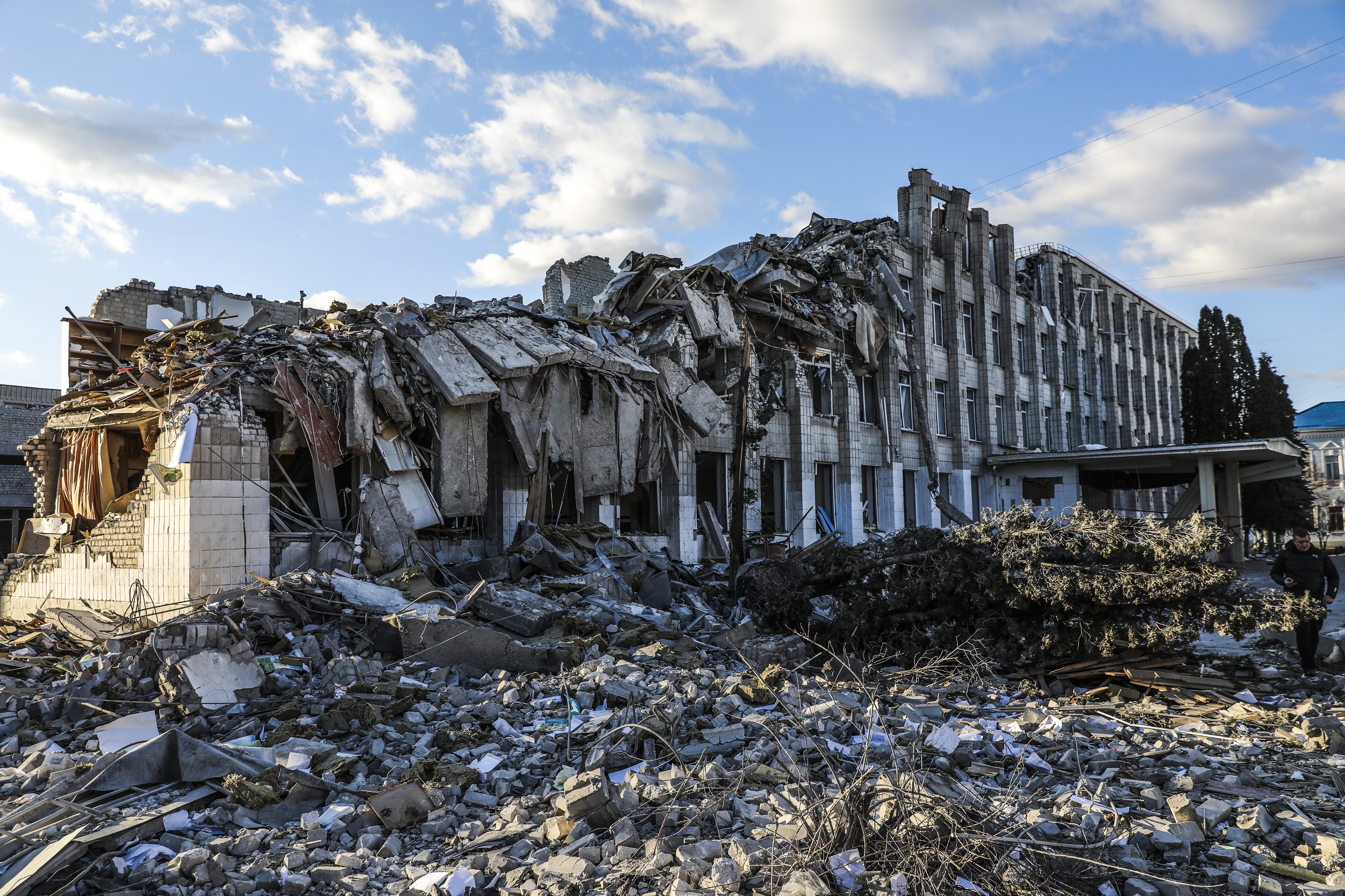 Что был сильно разрушен. Разрушенное здание. Разрушенные города Украины. Разрушенные здания в Украине. Разрушенное здание школы.