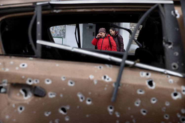 Un auto dañado en un ataque de artillería rusa en Mykolaiv, Ucrania. (Tyler Hicks/The New York Times)