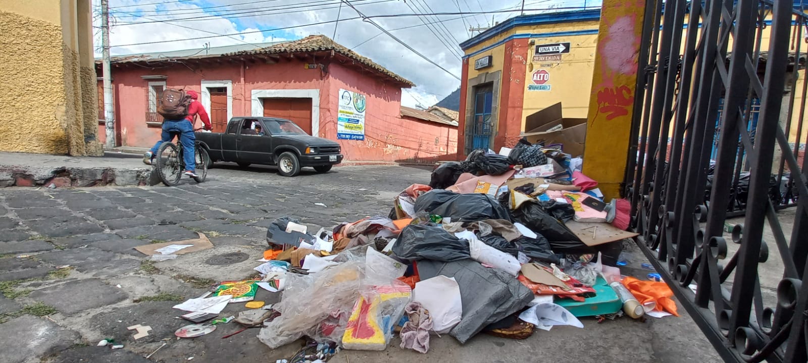 Toneladas de basura se acumulan en las calles de la Ciudad de Quetzaltenango. (Foto Prensa Libre: Mynor Toc)